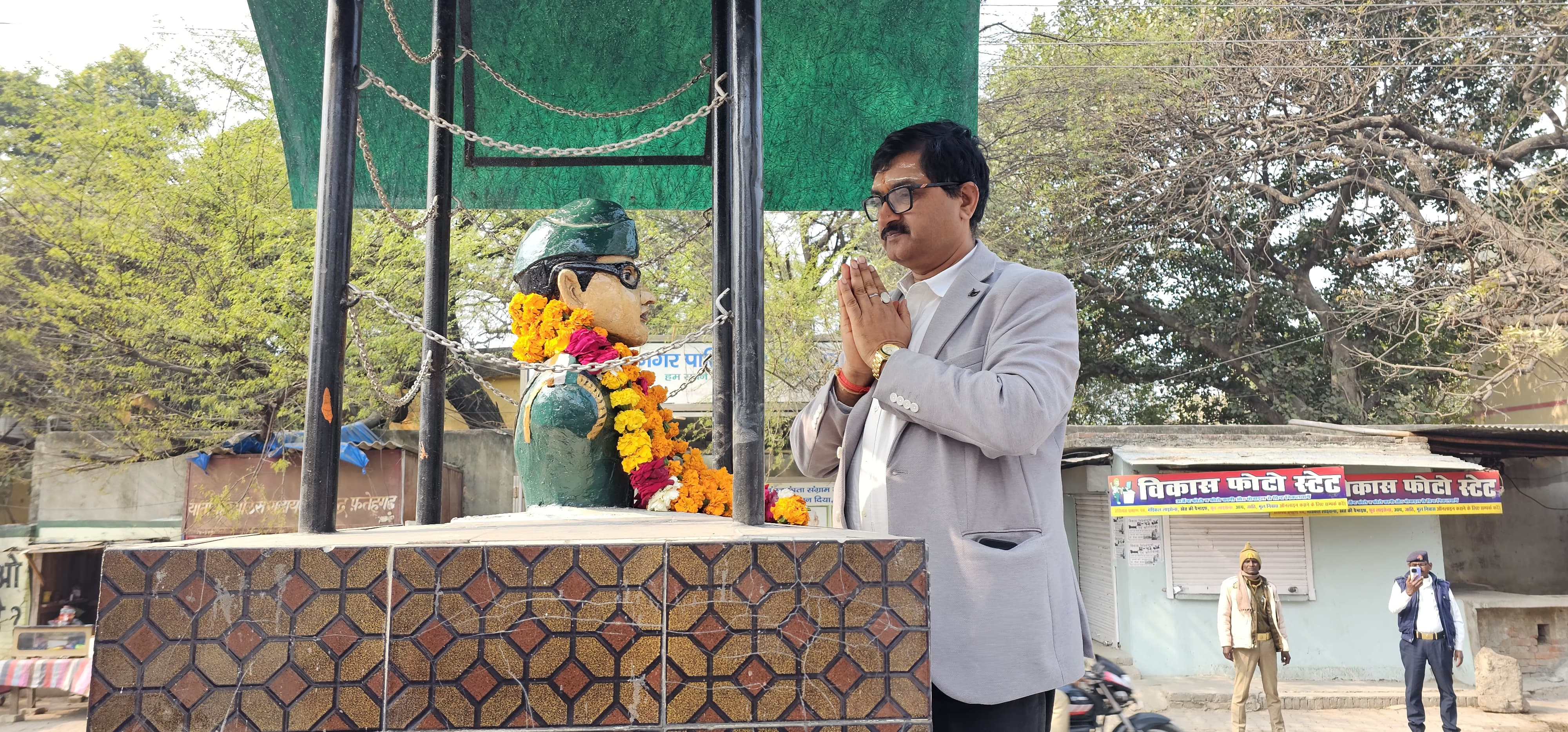 फर्रुखाबाद:नेताजी सुभाष चंद्र बोस की 129वीं जयंती पर कलेक्ट्रेट परिसर में दी गई श्रद्धांजलि