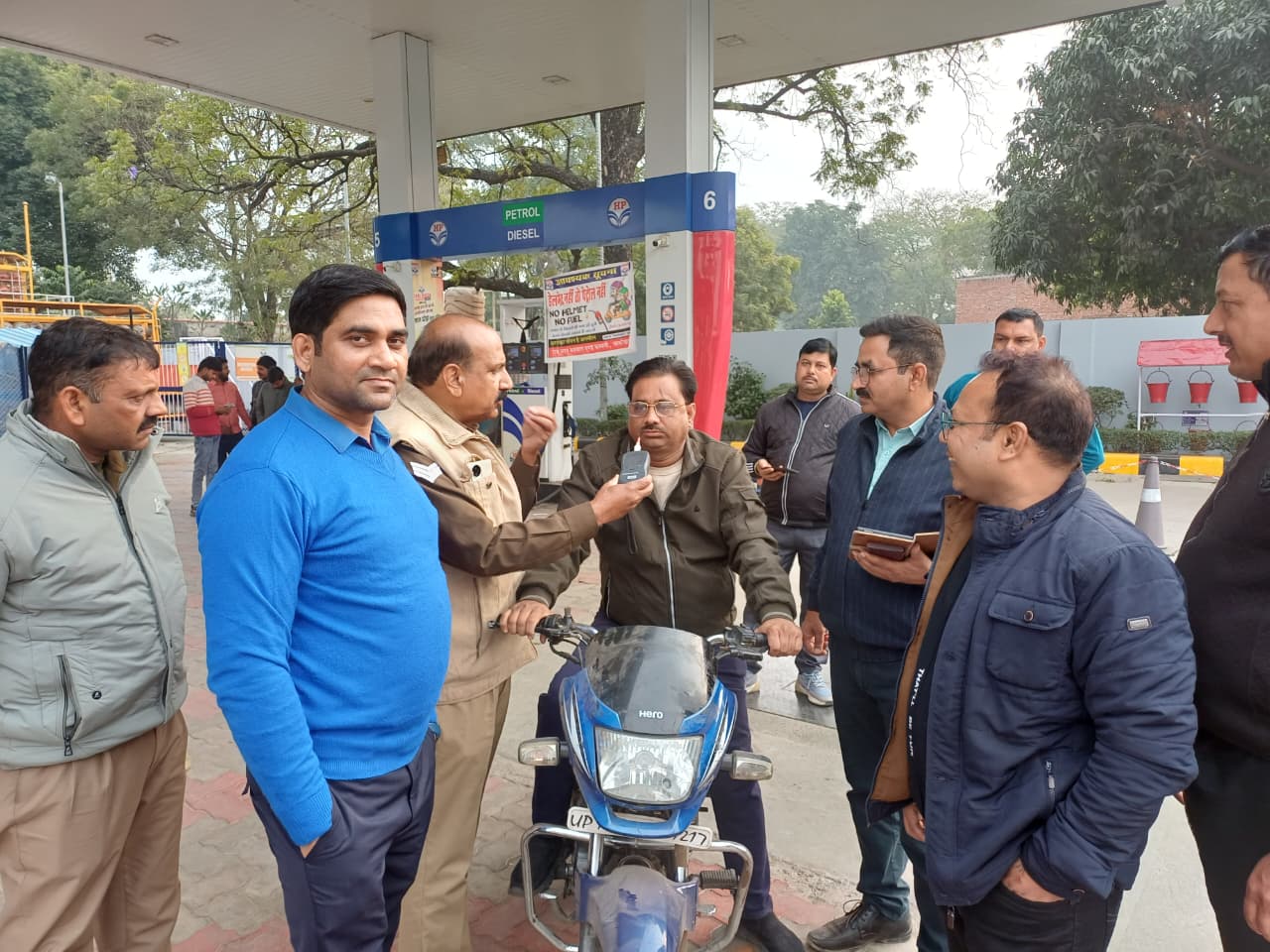 फर्रुखाबाद:सड़क सुरक्षा अभियान के तहत मदिरा दुकानों व पेट्रोल पंपों का संयुक्त निरीक्षण, 35 चालान, 2 शराबी वाहन चालक पकड़े गए