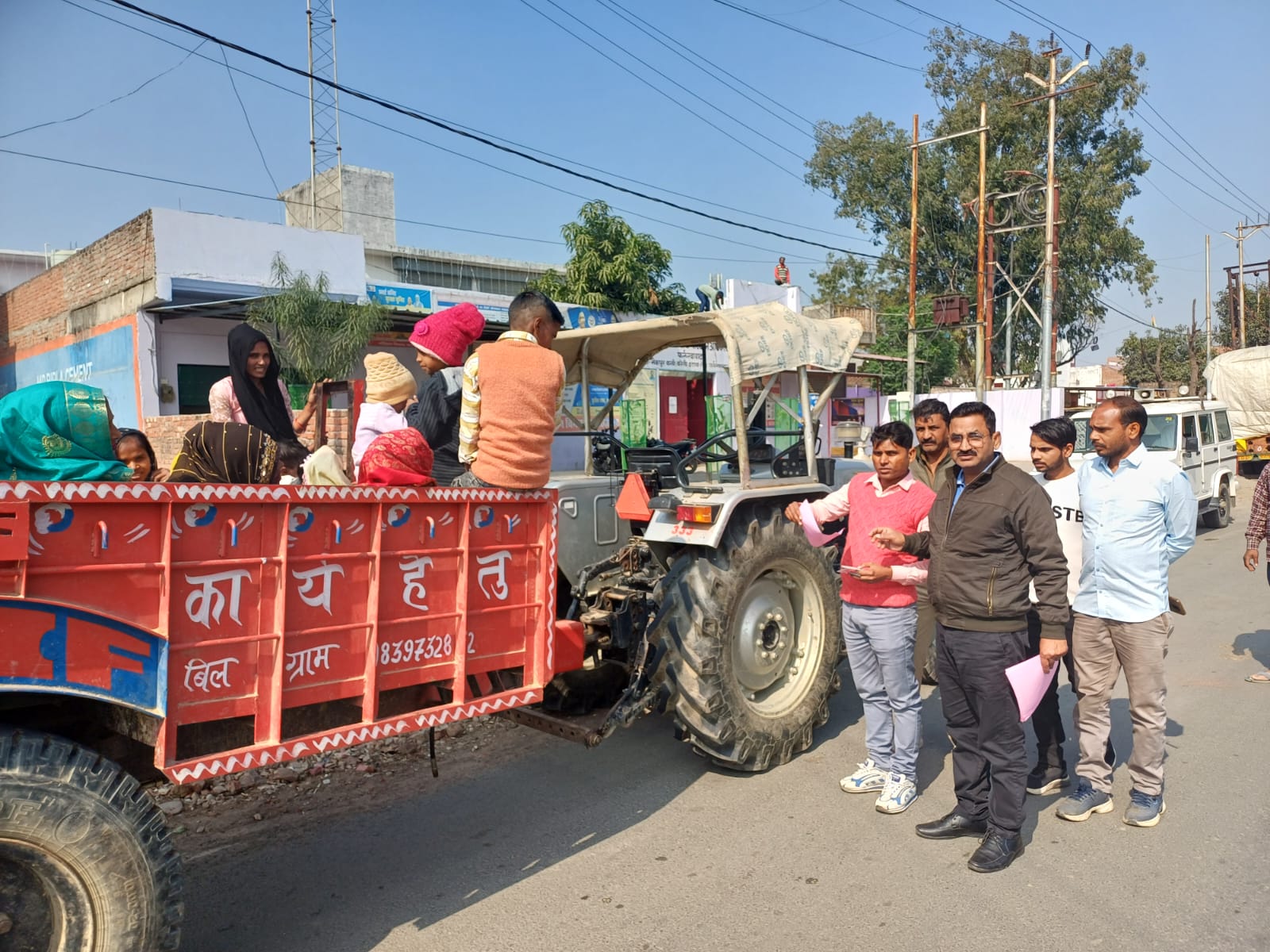 फर्रुखाबाद:मेला रामनगरिया में यातायात सुरक्षा अभियान, ट्रैक्टर चालकों को किया गया जागरूक, चार ट्रक सीज