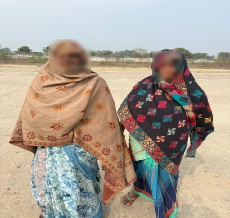 प्रयागराज: थाना थरवई व एस0ओ0जी0/सर्विलांस सेल गंगानगर की संयुक्त पुलिस टीम द्वारा 02 अभियुक्ता गिरफ्तार, कब्जे से 50 लीटर अवैध देशी शराब बरामद