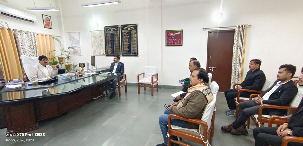 फर्रुखाबाद:विधानसभा निर्वाचक नामावलियों के प्रगाढ़ पुनरीक्षण को लेकर जिलाधिकारी की अध्यक्षता में राजनैतिक दलों के साथ बैठक सम्पन्न