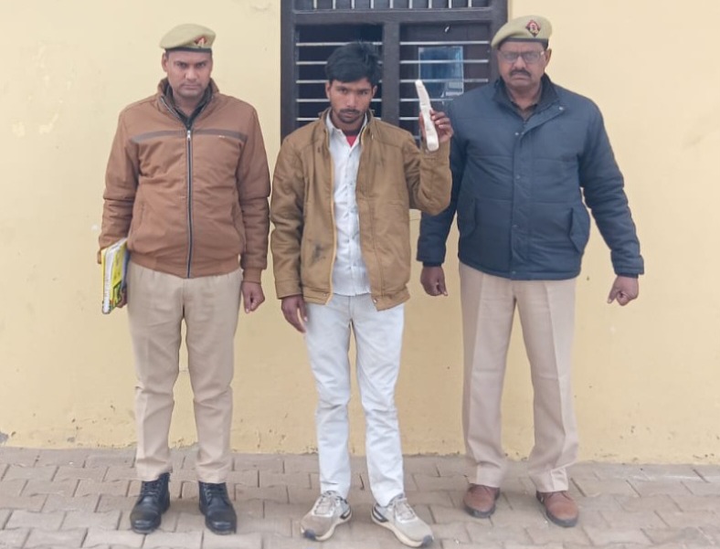 फर्रुखाबाद:थाना कम्पिल पुलिस की बड़ी कार्रवाई, अवैध तमंचा व कारतूस सहित एक अभियुक्त गिरफ्तार।
