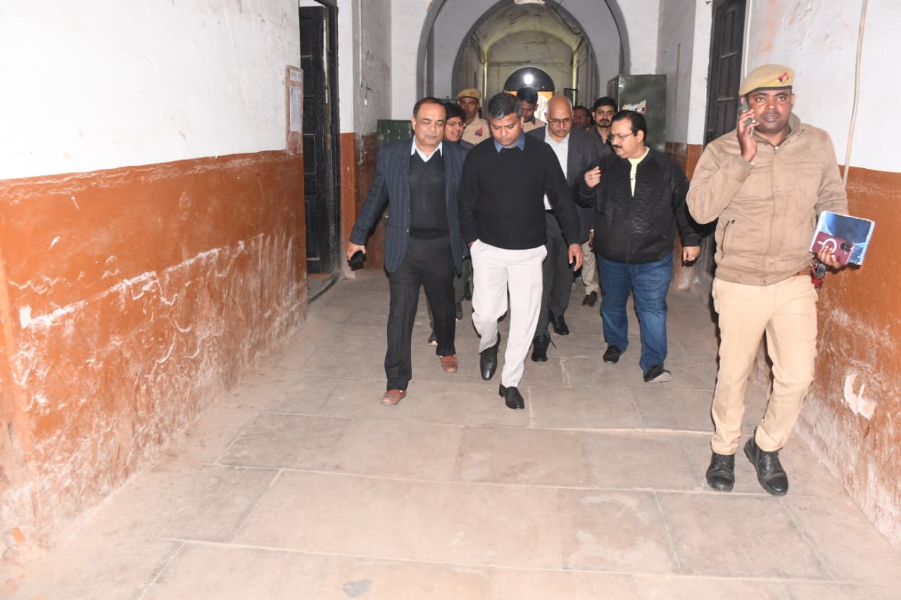 प्रयागराज: जिलाधिकारी के औचक निरीक्षण में कलेक्ट्रेट के विभिन्न अनुभागों के 38 कर्मचारी मिले अनुपस्थित, स्पष्टीकरण प्राप्त करने व 1 दिन का वेतन रोकने के दिए निर्देश