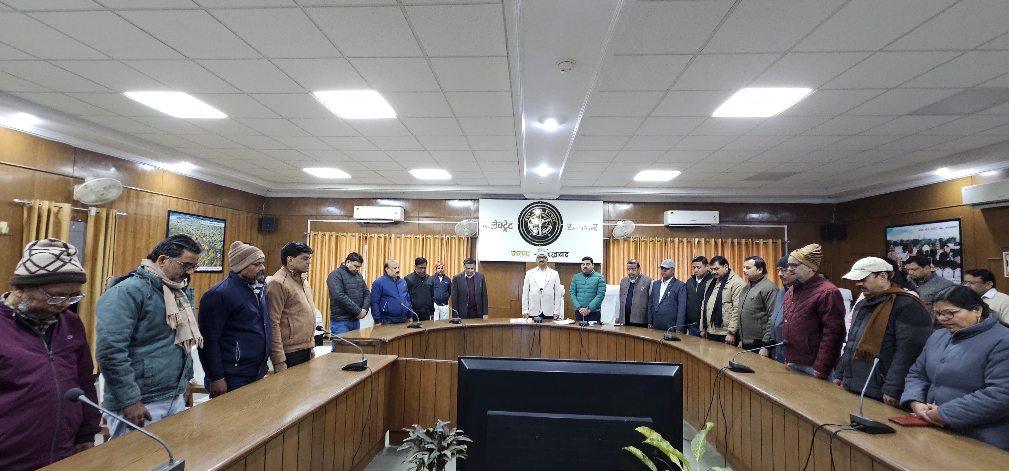 फर्रुखाबाद:स्वतंत्रता संग्राम के शहीदों को कलेक्ट्रेट सभागार में दी गई श्रद्धांजलि, दो मिनट का मौन धारण