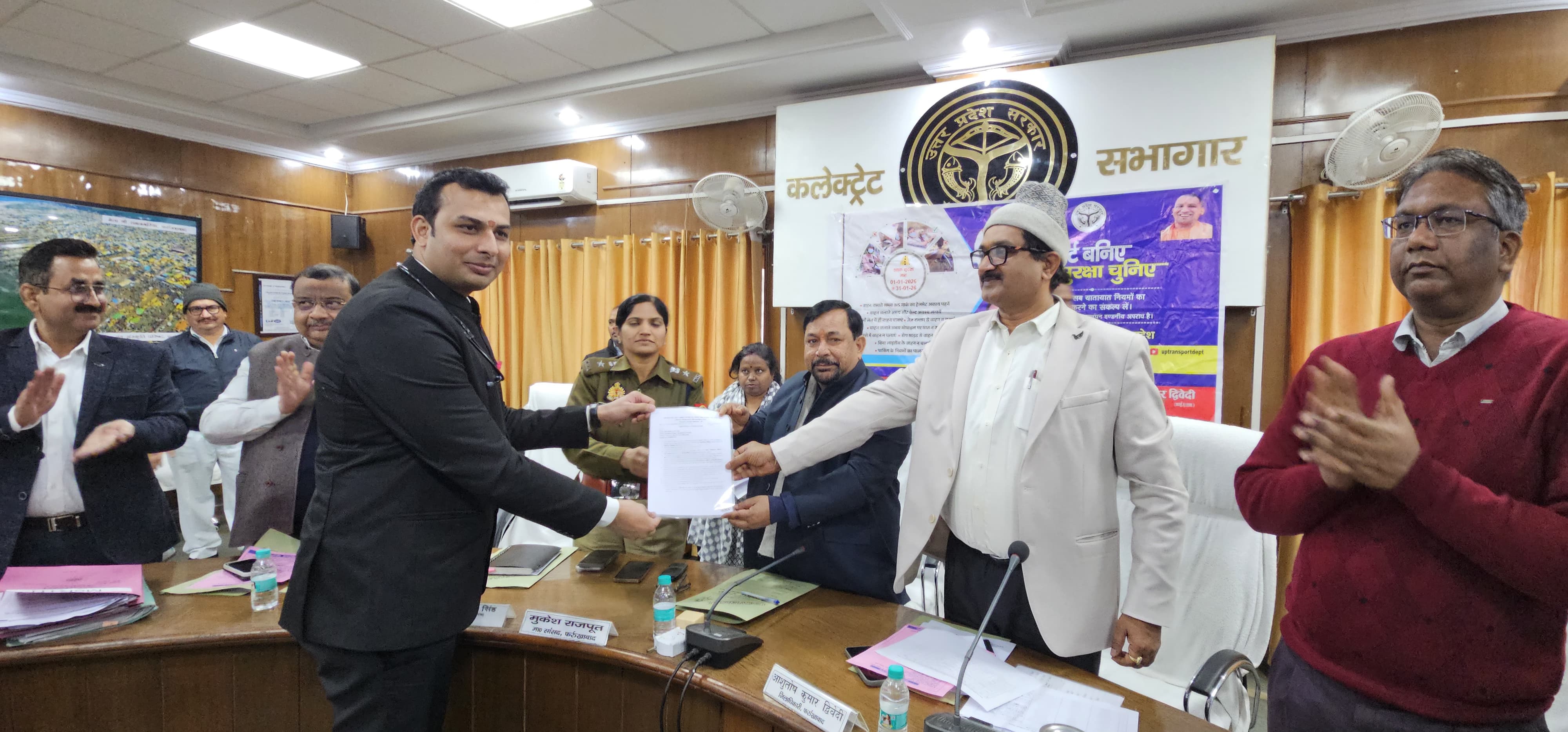 फर्रुखाबाद:राष्ट्रीय स्वास्थ्य मिशन के तहत चयनित चिकित्सकों व कोविड स्टाफ को नियुक्ति पत्र वितरित