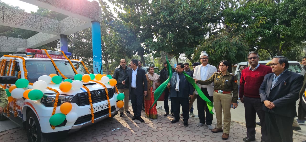 फर्रुखाबाद:ओवरस्पीडिंग रोकने को इन्टरसेप्टर वाहन हरी झण्डी दिखाकर किया रवाना