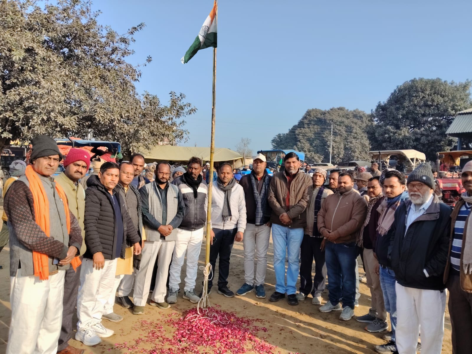 फर्रुखाबाद:आलू मंडी सातनपुर में हर्षोल्लास के साथ मनाया गया गणतंत्र दिवस, संयुक्त रूप से हुआ ध्वजारोहण