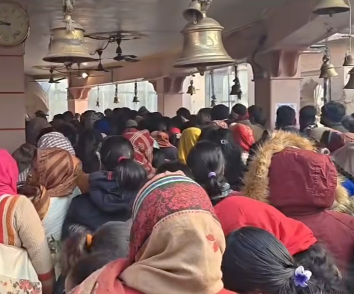 लखीमपुर खीरी : नववर्ष पर छोटी काशी गोला शिव मंदिर सहित नगर के प्रमुख मंदिरों में उमड़ा श्रद्धा का सैलाब