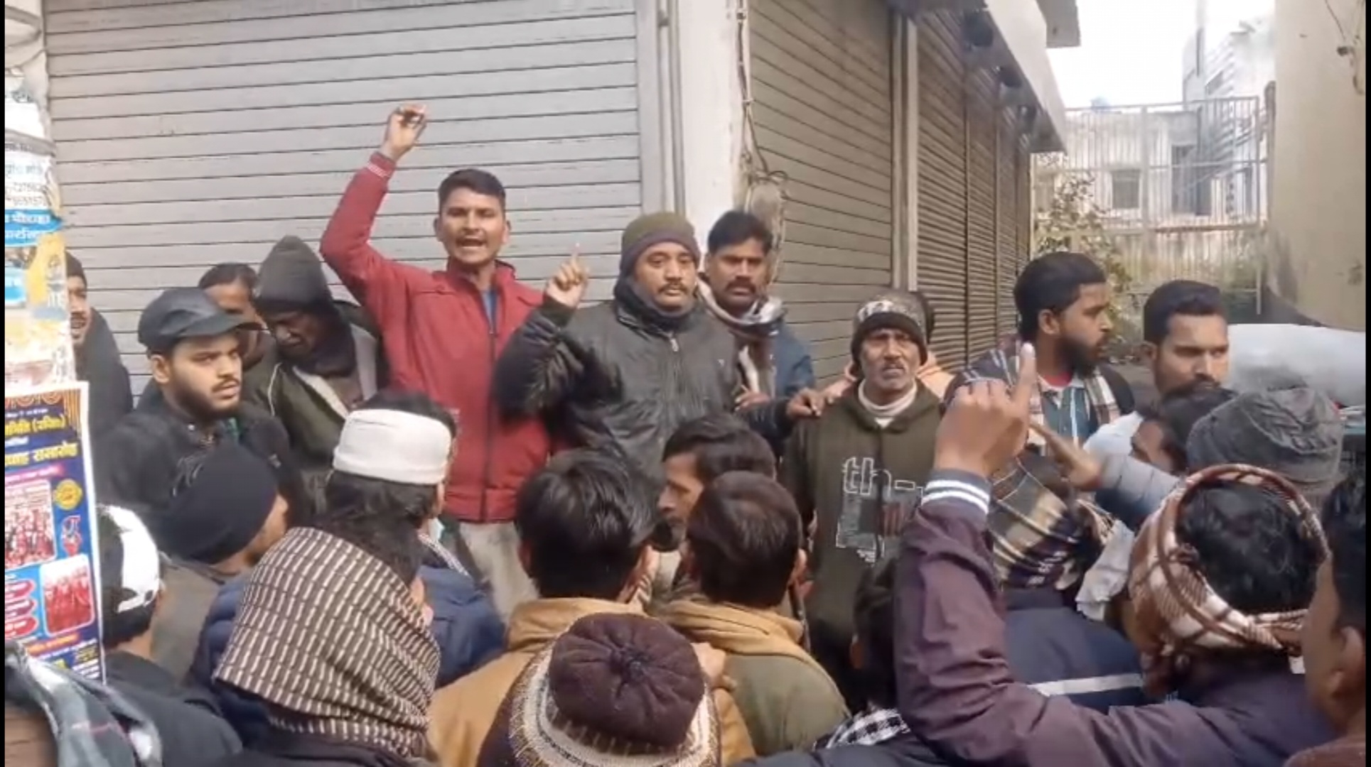फर्रुखाबाद में संडे बाजार को लेकर हंगामा, धरने के बाद मिली अनुमति
