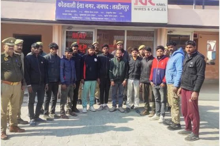 लखीमपुर खीरी : थाना ईसानगर पुलिस द्वारा 38 गौवंश, 04 अदद ट्रैक्टर-ट्राली व एक कार के साथ 12 नफर अभियुक्तों को किया गिरफ्तार