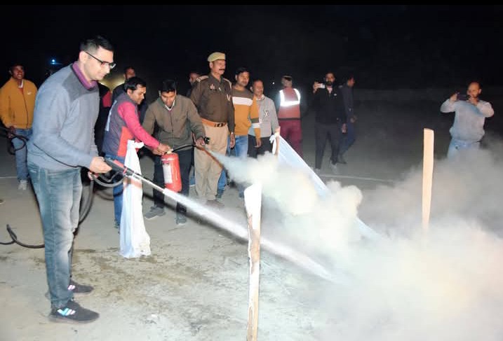 लखीमपुर खीरी : मॉक ड्रिल में गूंजी सायरन की आवाज, युद्ध जैसी स्थिति में परखी गई प्रशासनिक तैयारियां