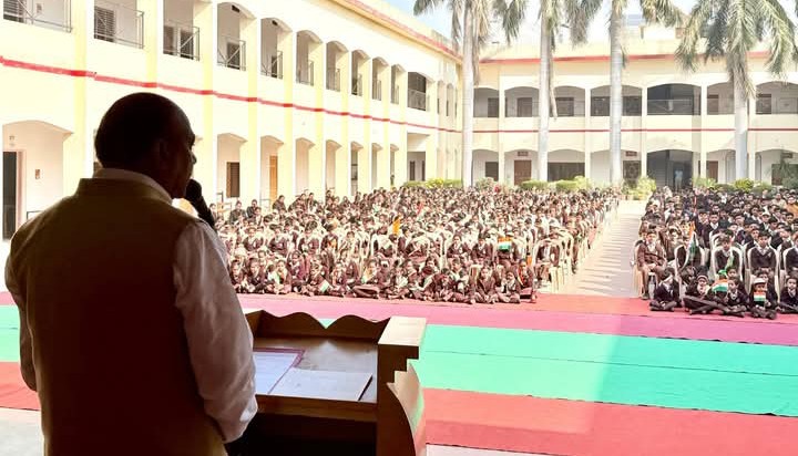लखीमपुर खीरी : विद्या निकेतन में हर्षोल्लास के साथ मनाया गया गणतंत्र दिवस