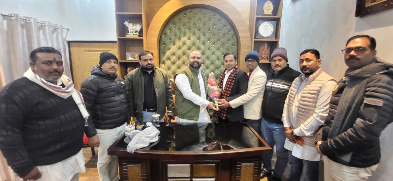 बांदा -नववर्ष पर राष्ट्रीय शैक्षिक महासंघ बांदा के प्रतिनिधिमंडल ने प्रवीण सिंह को दी बधाई
