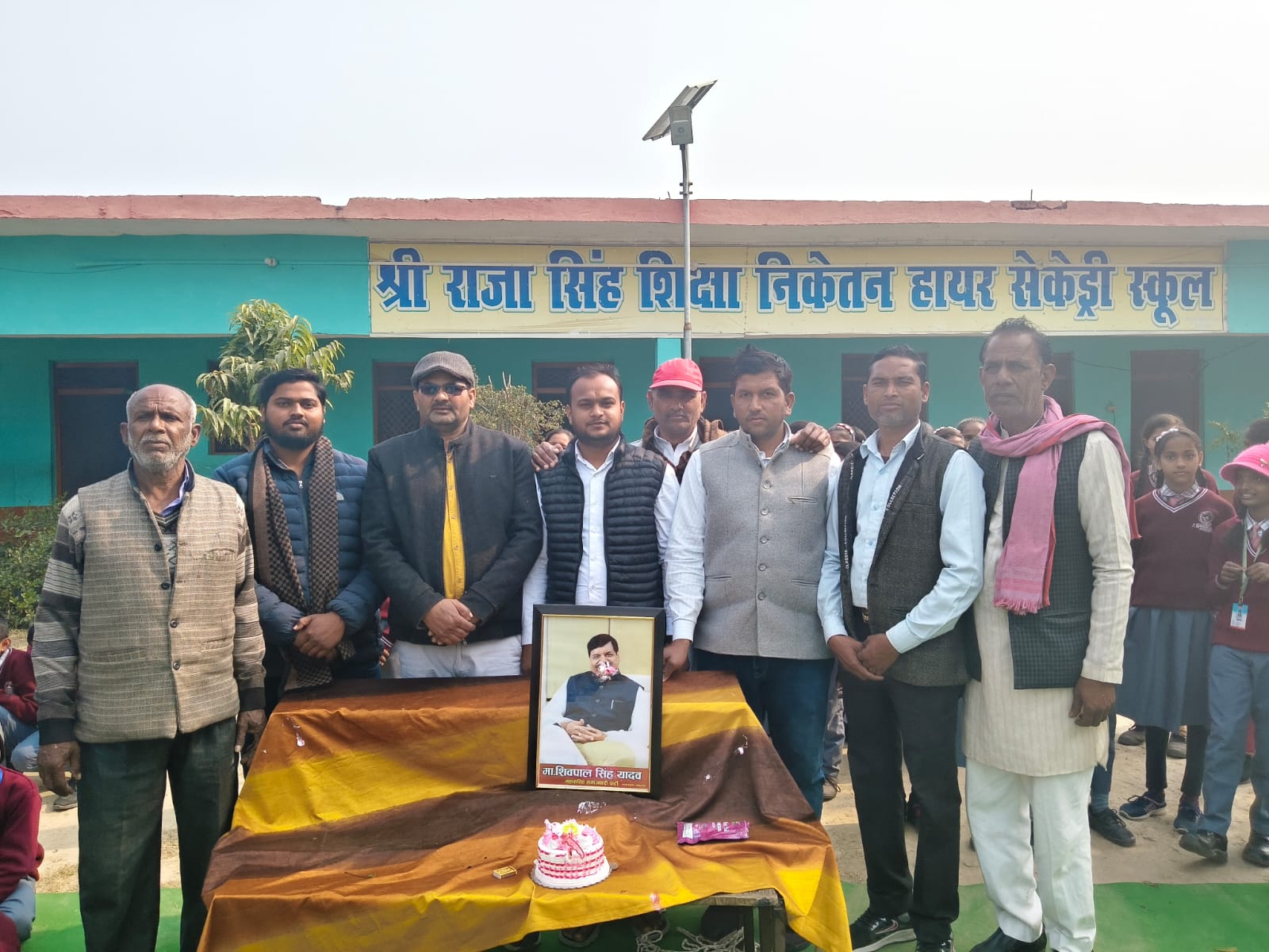 इटावा : समाजवादी पार्टी के राष्ट्रीय महासचिव शिवपाल सिंह यादव का जन्मदिन मनाया गया