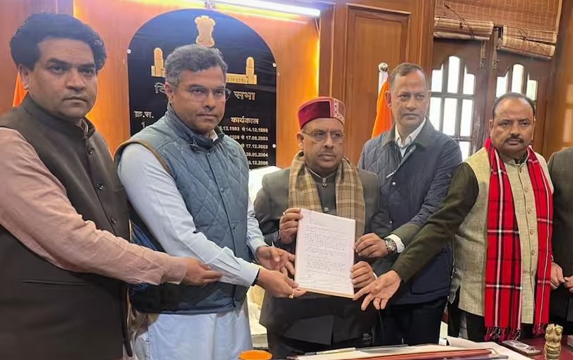 दिल्ली विधानसभा में चर्चा के बीच हंगामा, क्या हुआ पढ़ें