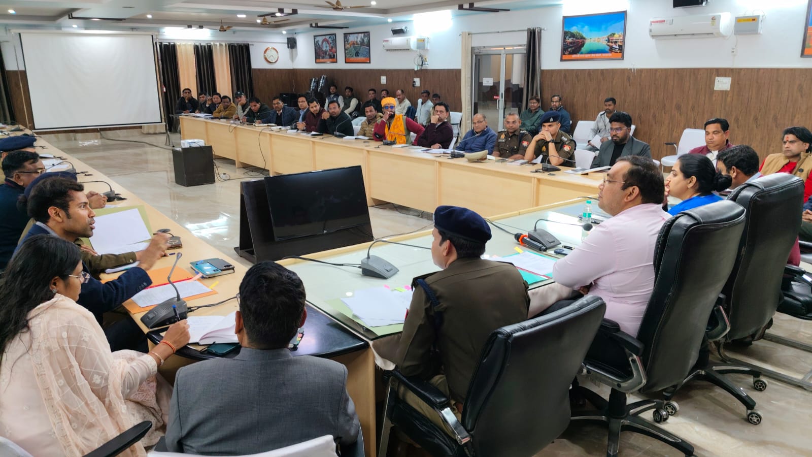 कासगंज :जिला अधिकारी और पुलिस अधीक्षक अंकिता शर्मा ने महाशिवरात्रि को सकुशल संपन्न कराने के उद्देश्य से धर्मगुरुओं के साथ की बैठक