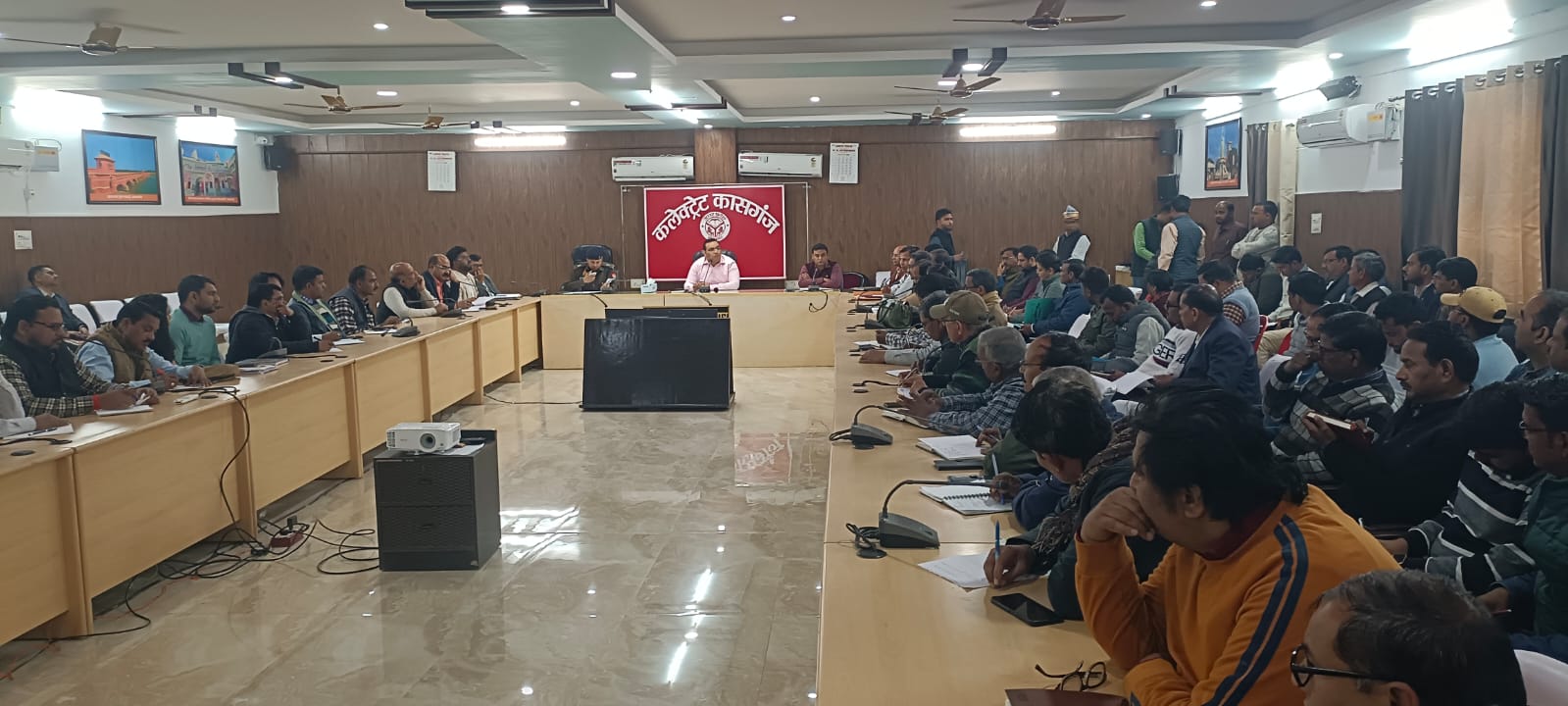 कासगंज:जिलाधिकारी प्रणय सिंह की अध्यक्षता में मुख्यमंत्री डैशबोर्ड  पर माह जनवरी 2026की प्रगति समीक्षा बैठक  सभागार में आयोजित हुई