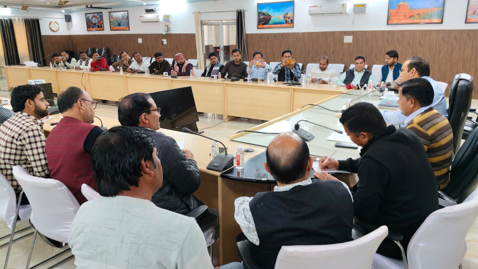 कासगंज : जिला अधिकारी प्रणय सिंह ने प्रेस वार्ता कर दी जानकारी...