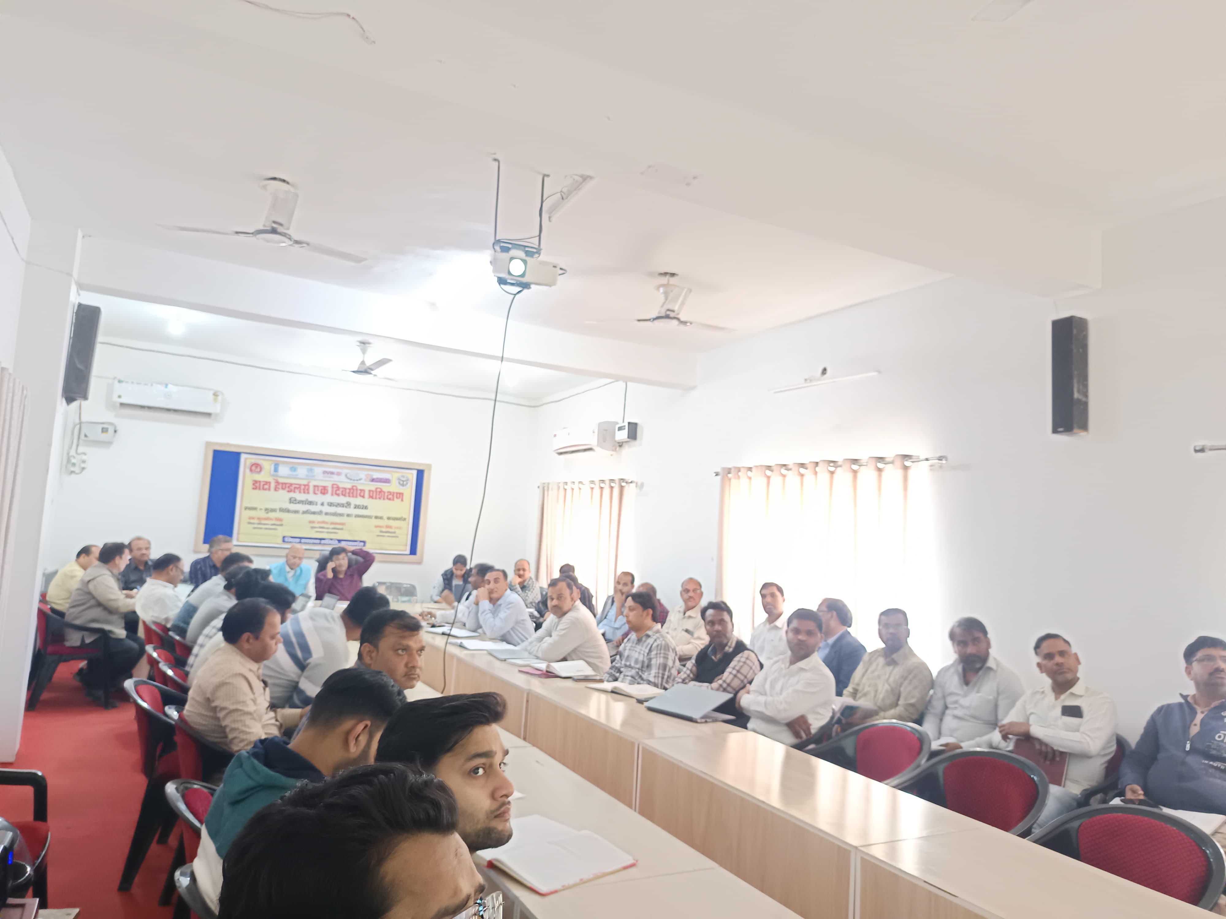 कासगंज :कार्यालय मुख्य चिकित्साधिकारी के बैठक सभागार में डॉक्टर मोहन झा अपरनिदेशक अलीगढ़ मंडल द्वारा समीक्षा बैठक आयोजित