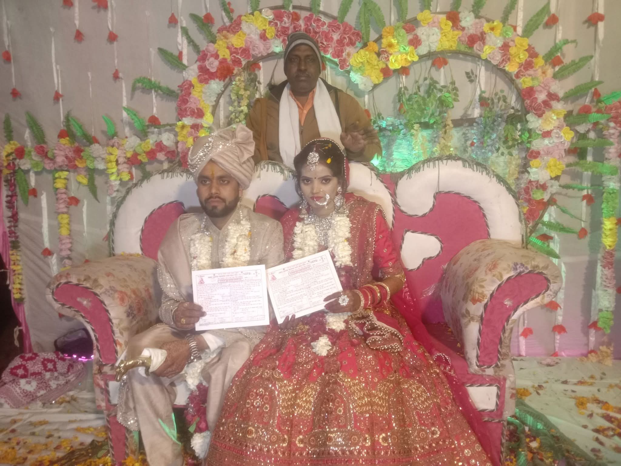 फर्रुखाबाद: बौद्ध रीति से सम्पन्न हुआ प्रिया-सोनू का विवाह, प्रमाण पत्र प्रदान