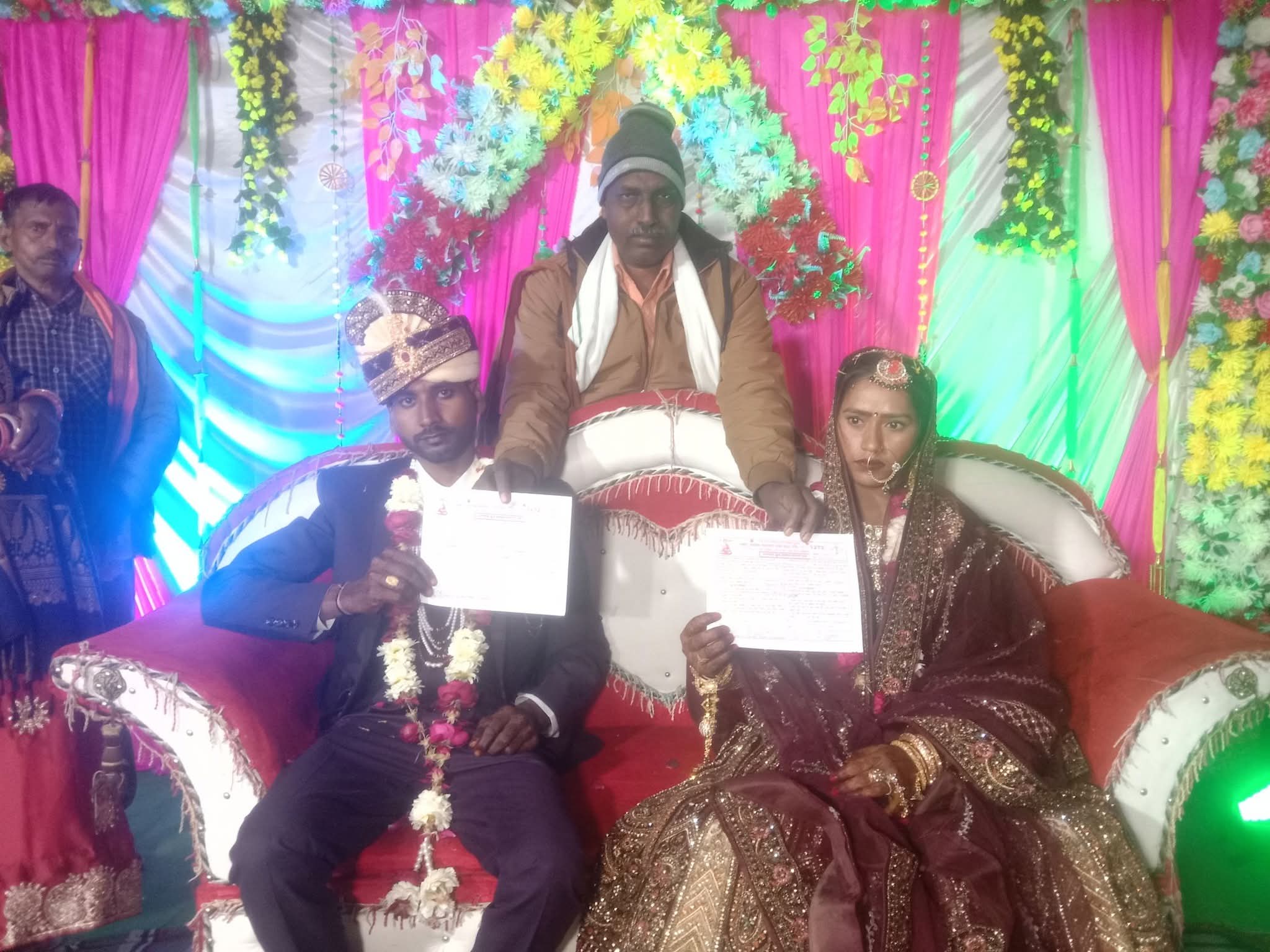 फर्रुखाबाद:बौद्ध रीति से सम्पन्न हुआ विवाह संस्कार, नवदंपति को प्रदान किया गया प्रमाण पत्र