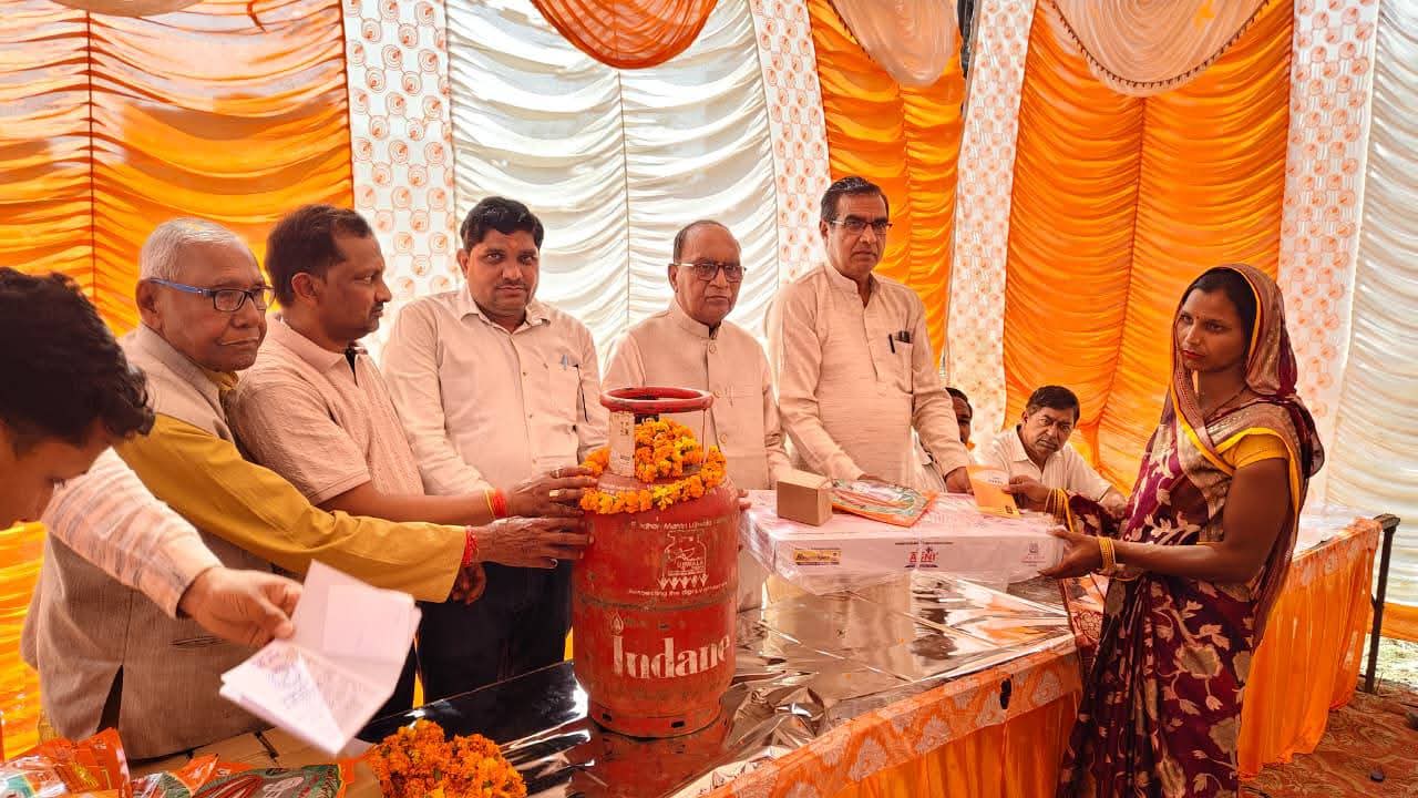 फर्रुखाबाद:नवाबगंज में उज्ज्वला योजना के तहत गैस कनेक्शन वितरण, विधायक सुशील शाक्य ने किया लाभार्थियों को सम्मानित।