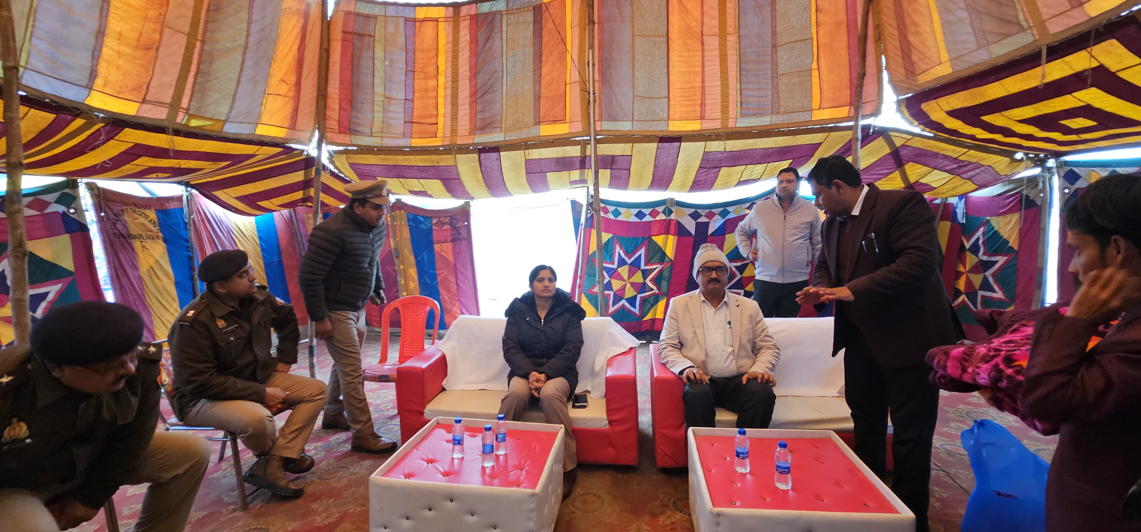 फर्रुखाबाद: माघ पूर्णिमा स्नान को लेकर जिलाधिकारी व पुलिस अधीक्षक ने ढाई घाट मेला क्षेत्र का किया निरीक्षण
