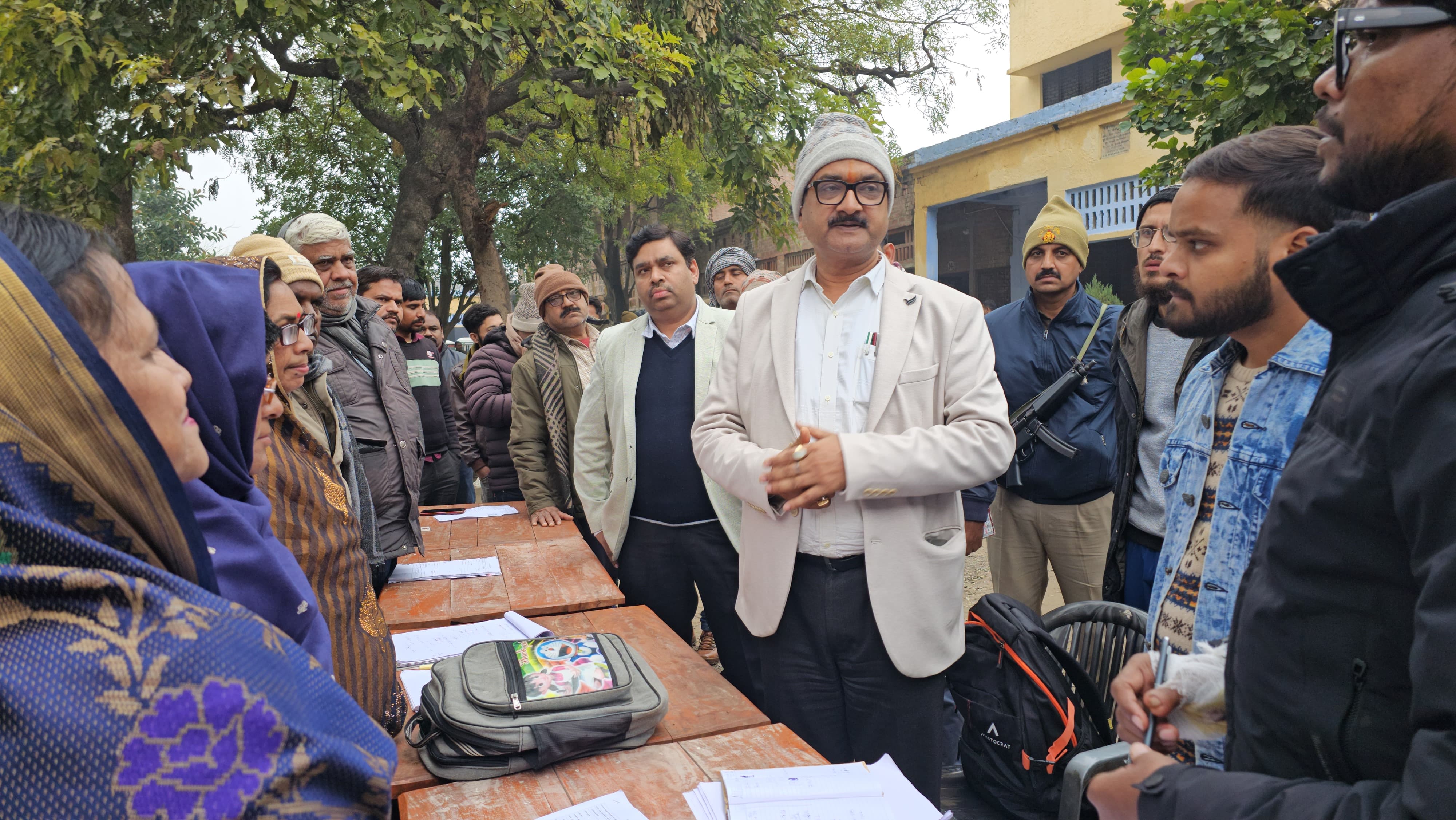 फर्रुखाबाद:विशेष अभियान के तहत जिलाधिकारी ने मतदेय स्थलों का किया निरीक्षण, दावे-आपत्तियों की प्रक्रिया का लिया जायज़ा