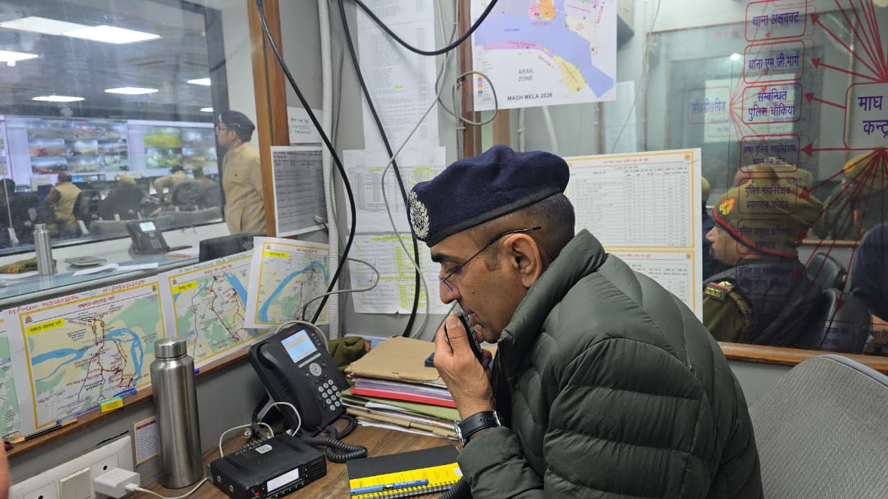 प्रयागराज:पुलिस आयुक्त प्रयागराज द्वारा माघ मेला कन्ट्रोल रूम से जरिये आर0टी0 सेट माघ मेले में तैनात समस्त पुलिस बल को महत्वपूर्ण दिशा-निर्देश दिये गये-