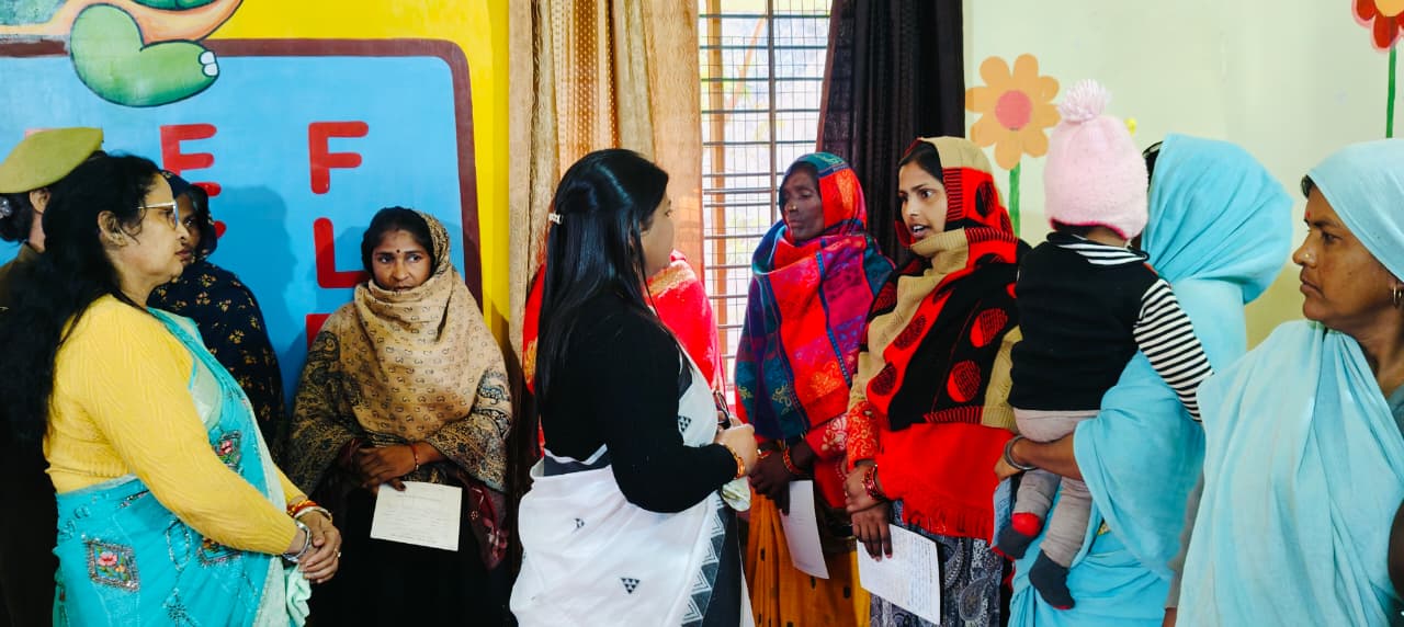 फर्रुखाबाद: महिला आयोग की सदस्य सुनीता सैनी ने की महिला जनसुनवाई, शिकायतों के त्वरित निस्तारण के निर्देश