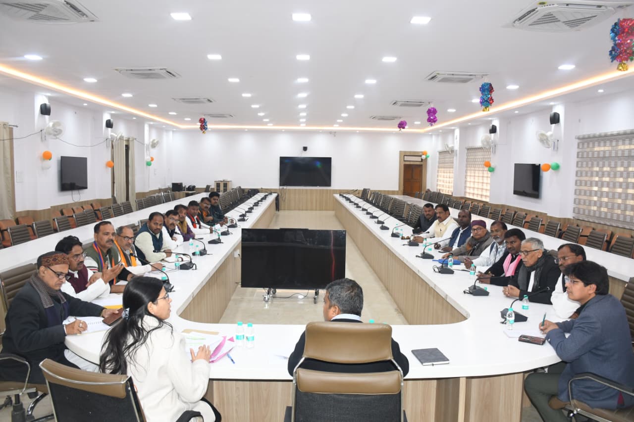 प्रयागराज: जिलाधिकारी राजनैतिक दलों के प्रतिनिधियों के साथ निर्वाचक नामावलियों का विशेष प्रगाढ़ पुनरीक्षण कार्यक्रम-2026 के सम्बंध में की बैठक