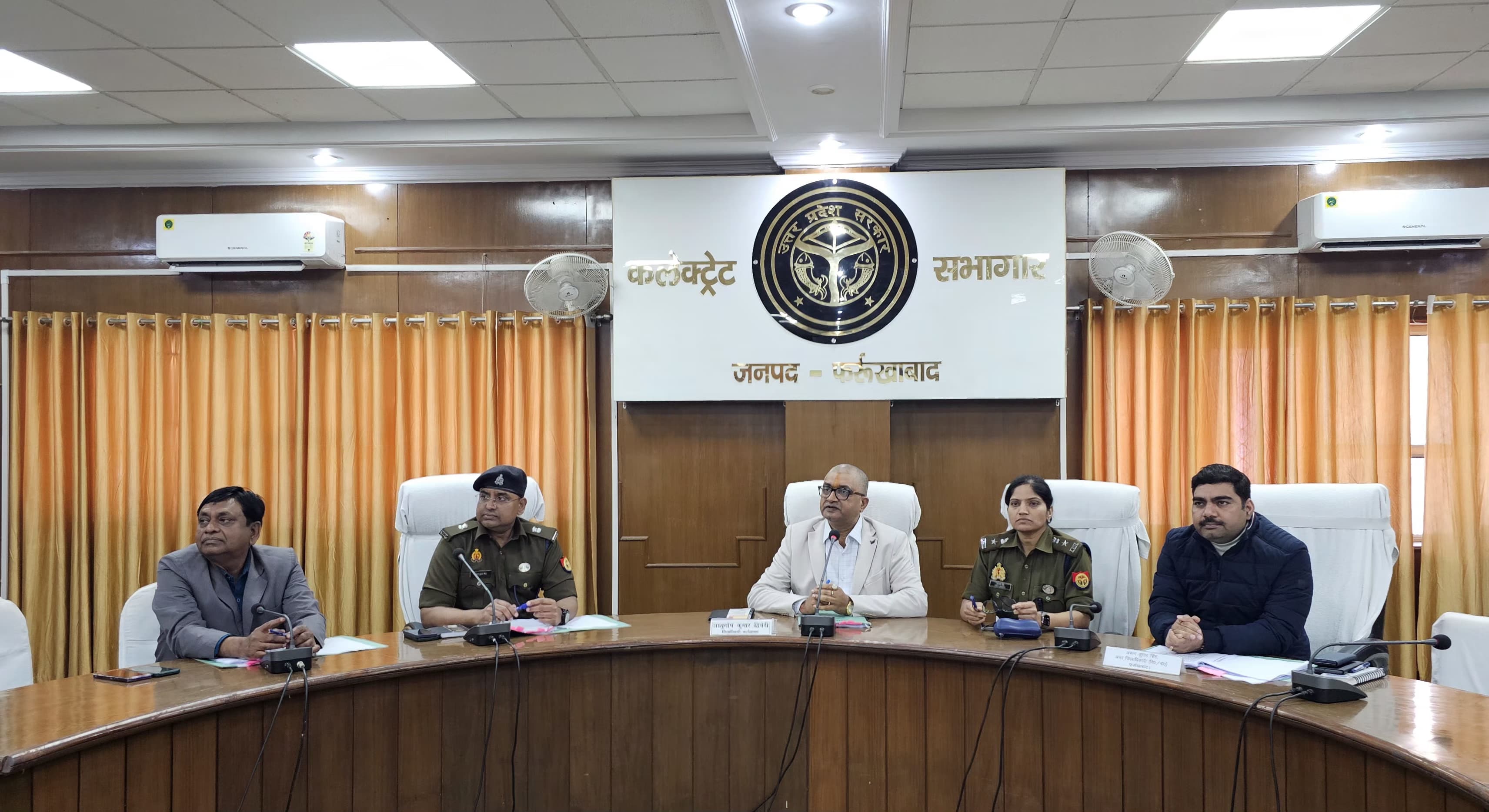 फर्रुखाबाद: बोर्ड परीक्षा 2026 की तैयारियों को लेकर जिलाधिकारी की बैठक, 79 परीक्षा केंद्रों पर कड़ी व्यवस्थाओं के निर्देश
