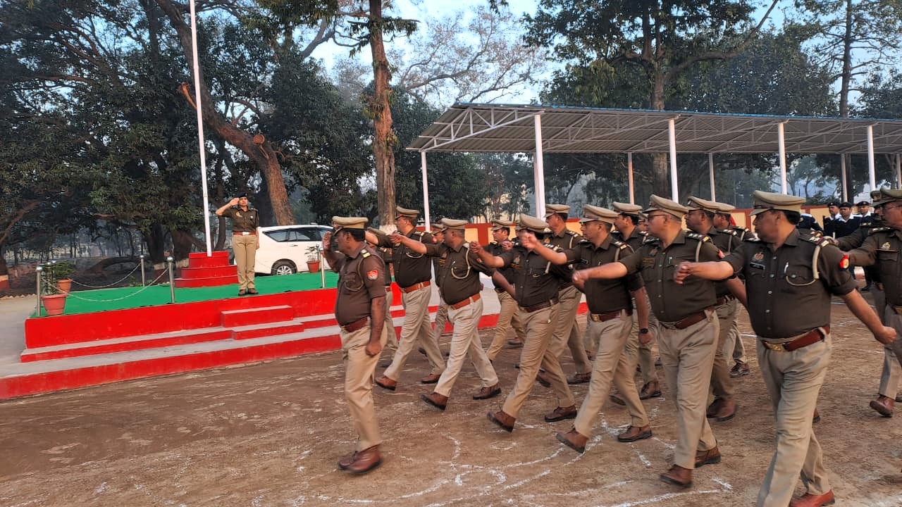 फर्रुखाबाद: पुलिस अधीक्षक ने साप्ताहिक शुक्रवार परेड की सलामी लेकर व्यवस्थाओं का किया निरीक्षण
