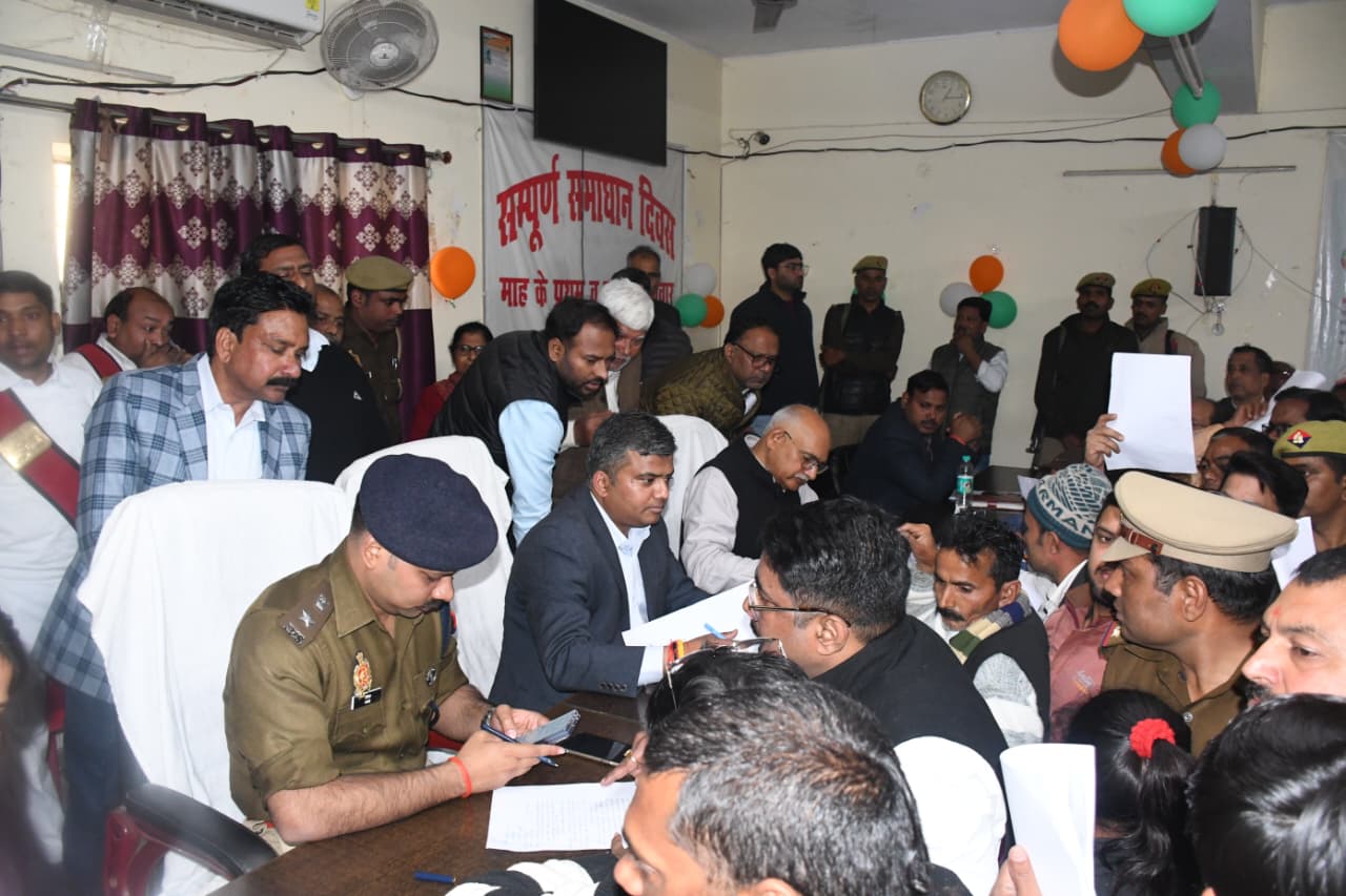 प्रयागराज: जिलाधिकारी ने समाधान दिवस में आयी शिकायतों को गुणवत्तापूर्वक एवं समयबद्धता के साथ निस्तारित करने के दिए निर्देश