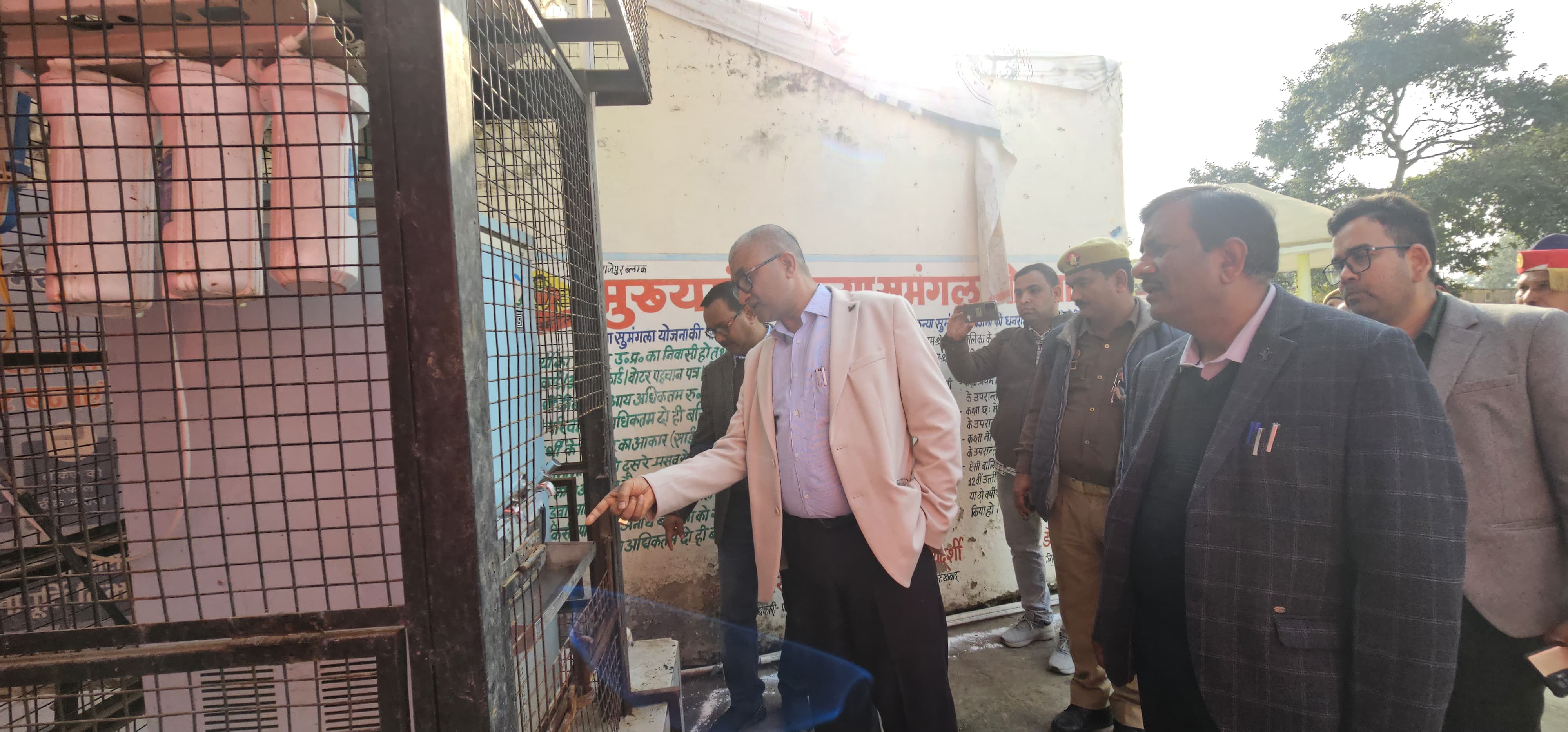 फर्रुखाबाद: जिलाधिकारी ने राजेपुर विकासखंड व थाना परिसर का किया निरीक्षण, व्यवस्थाओं में सुधार के दिए निर्देश