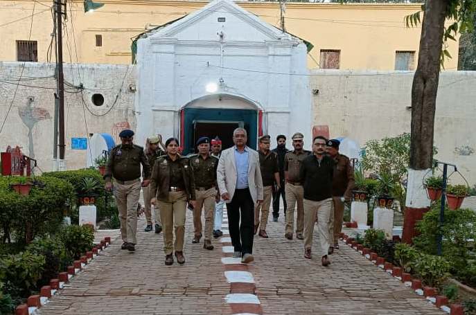 फर्रुखाबाद:जिलाधिकारी व पुलिस अधीक्षक ने केंद्रीय कारागार का किया निरीक्षण, व्यवस्थाओं का लिया जायजा