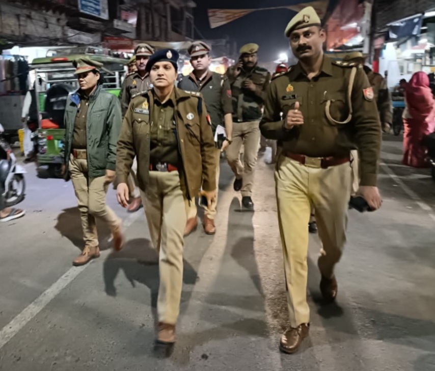 फर्रुखाबाद: कानून-व्यवस्था सुदृढ़ करने के लिए एसपी आरती सिंह का फतेहगढ़ में निरीक्षण, पुलिस को दिए आवश्यक निर्देश