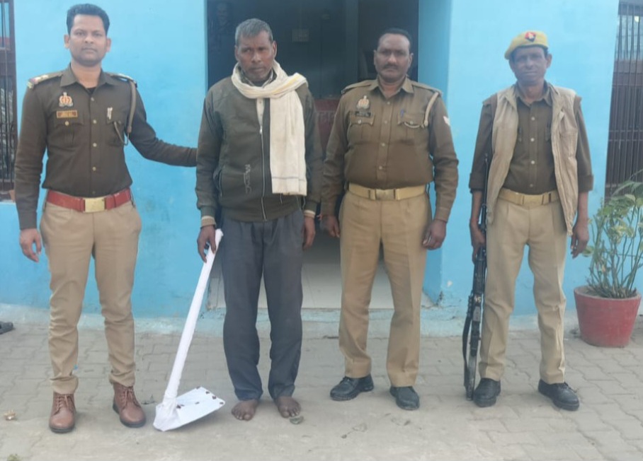 फर्रुखाबाद:फावड़े से हमला करने वाला अभियुक्त गिरफ्तार, पुलिस ने किया बरामद हथियार