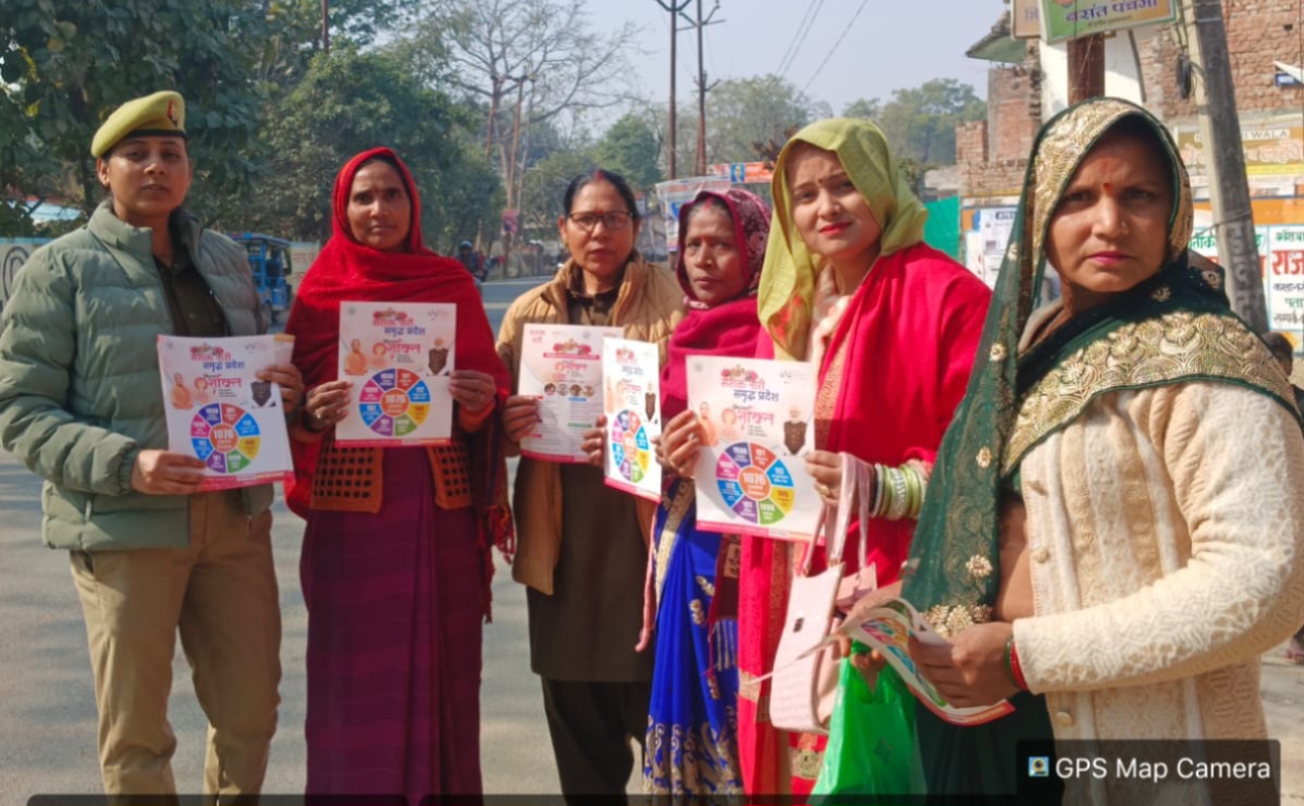 फर्रुखाबाद:मिशन शक्ति अभियान के तहत महिला थाना फतेहगढ़ द्वारा महिलाओं को किया गया जागरूक