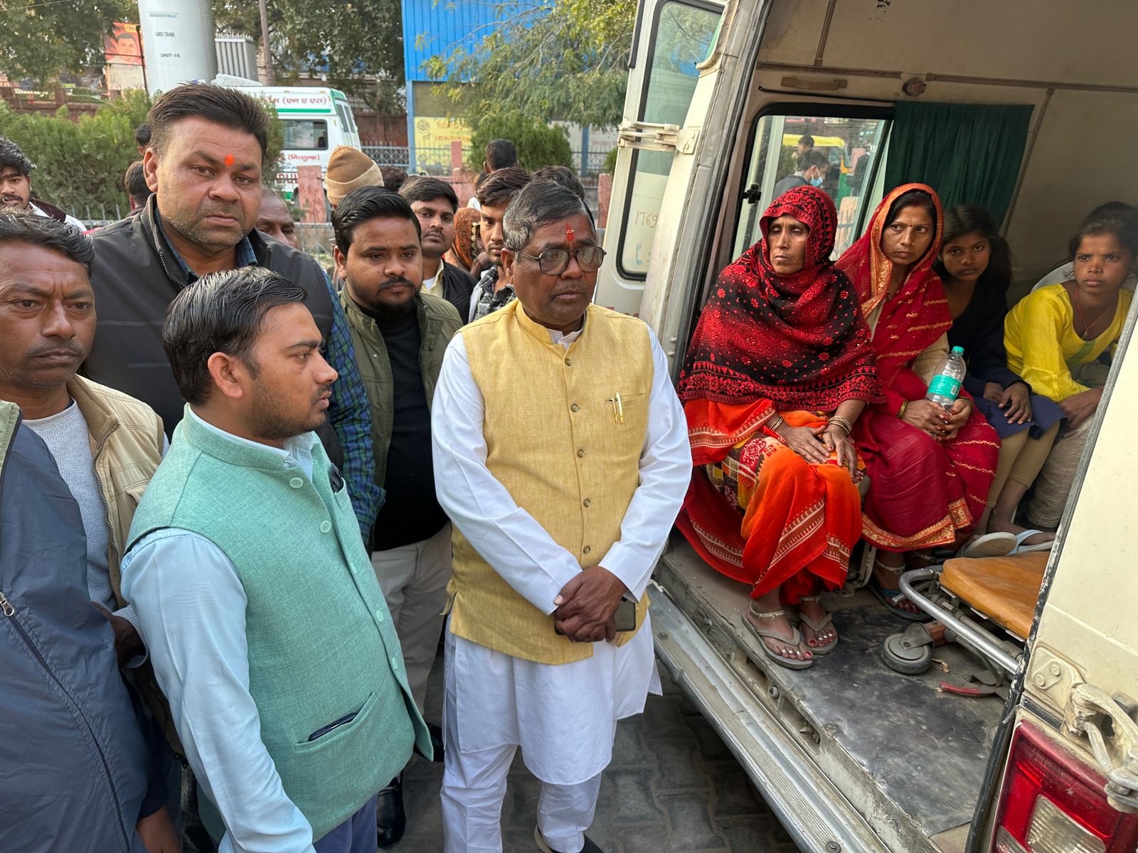 फर्रुखाबाद:पेट के कीड़ों की दवा खाने से बच्चों की हालत बिगड़ी, जिला अध्यक्ष फतेह चंद वर्मा ने अस्पताल पहुंचकर लिया हाल।