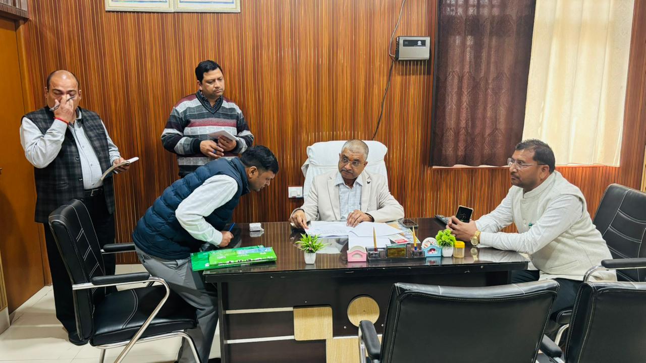 फर्रुखाबाद:नगर पंचायत नवाबगंज का जिलाधिकारी ने किया निरीक्षण, लंबित कार्यों के शीघ्र निस्तारण के निर्देश