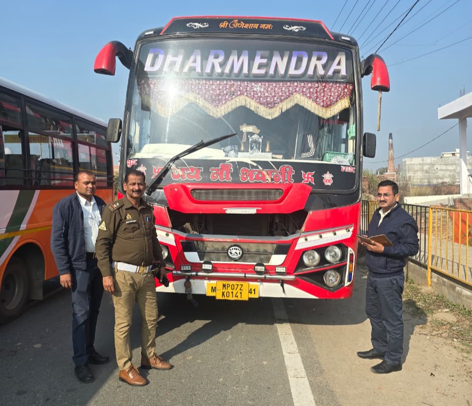 फर्रुखाबाद: सघन चेकिंग अभियान में डग्गेमार बस, ओवरलोड ट्रक व दो ऑटो सीज, 1.13 लाख का जुर्माना