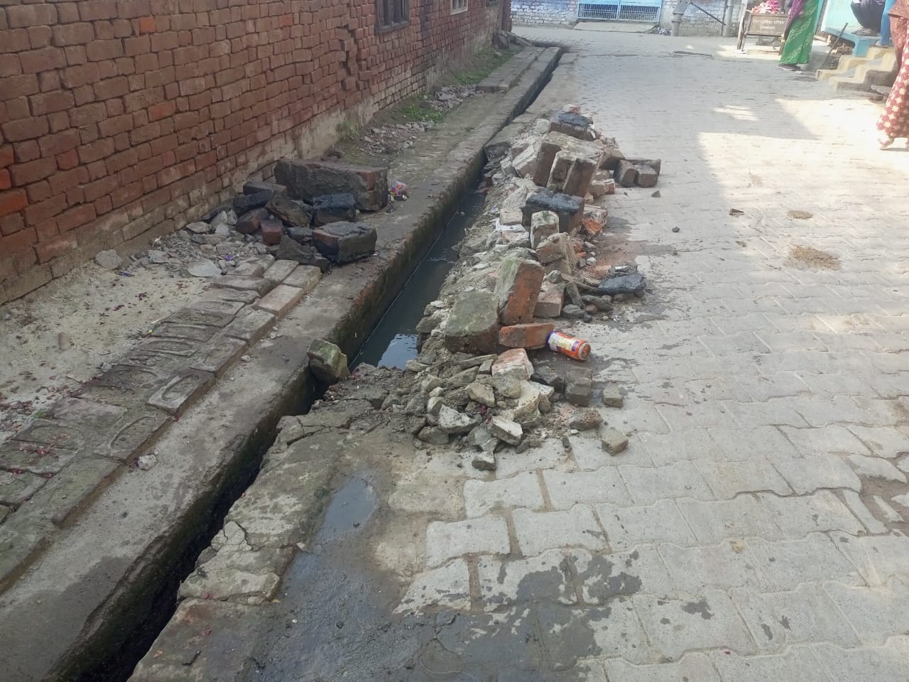 फर्रुखाबाद: पटेल नगर वार्ड-14 में टूटी नाली से सड़क पर भर रहा पानी, मोहल्लावासियों ने नगर पालिका से की मरम्मत की मांग।