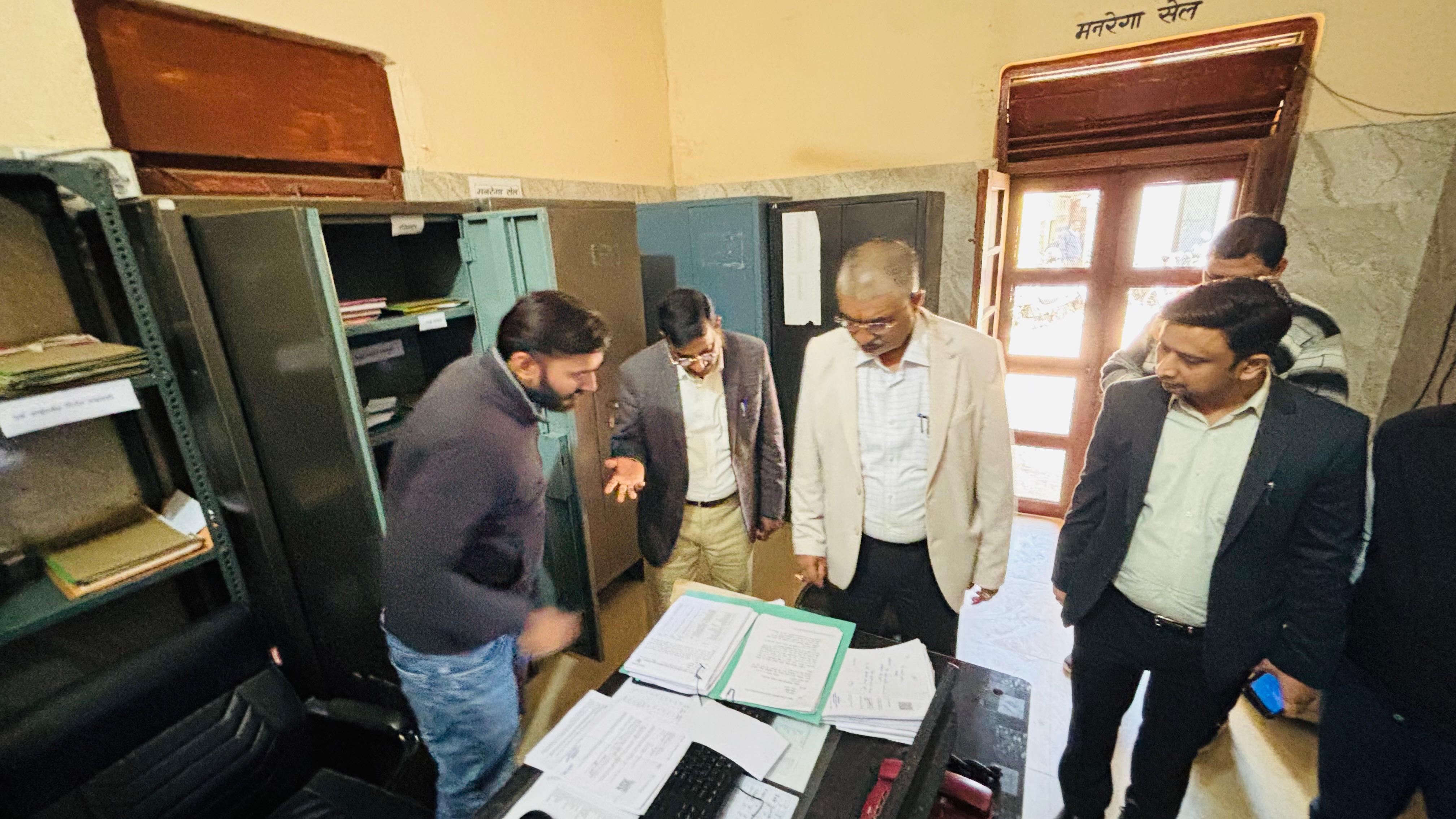 फर्रुखाबाद:जिलाधिकारी ने बढ़पुर विकासखंड कार्यालय का किया निरीक्षण, योजनाओं के पारदर्शी क्रियान्वयन के दिए निर्देश