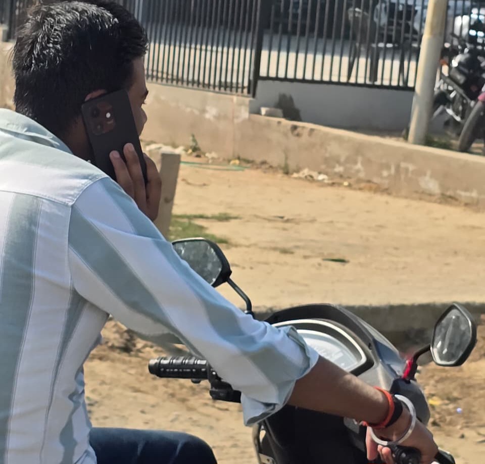 फर्रुखाबाद: सघन चेकिंग अभियान में मोबाइल पर बात करते 3 चालकों के डीएल निलंबित, बिना फिटनेस 5 वाहन सीज