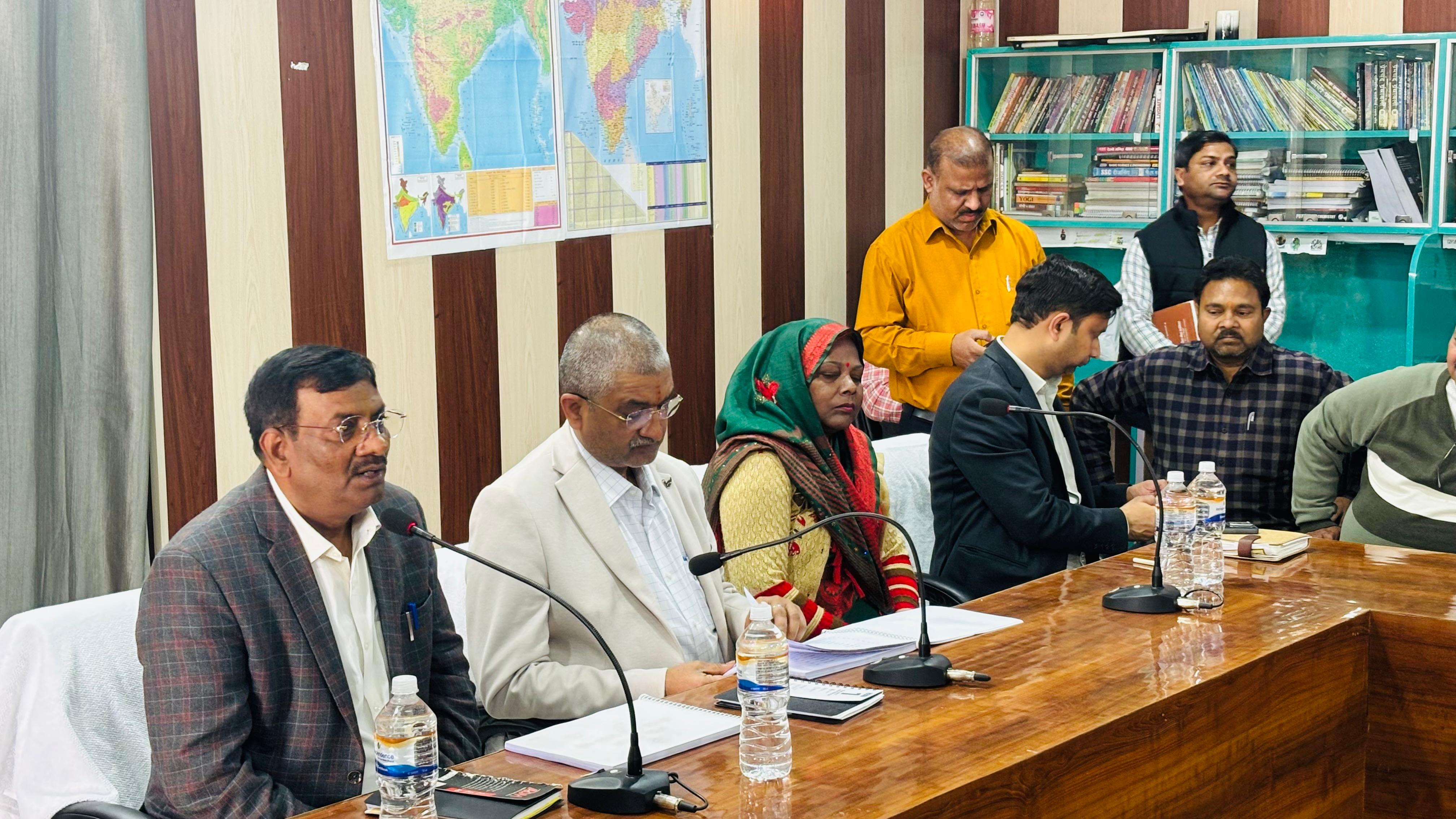 फर्रुखाबाद: ग्राम पंचायत याकूतगंज का डीएम ने किया निरीक्षण, योजनाओं की प्रगति पर दिए निर्देश