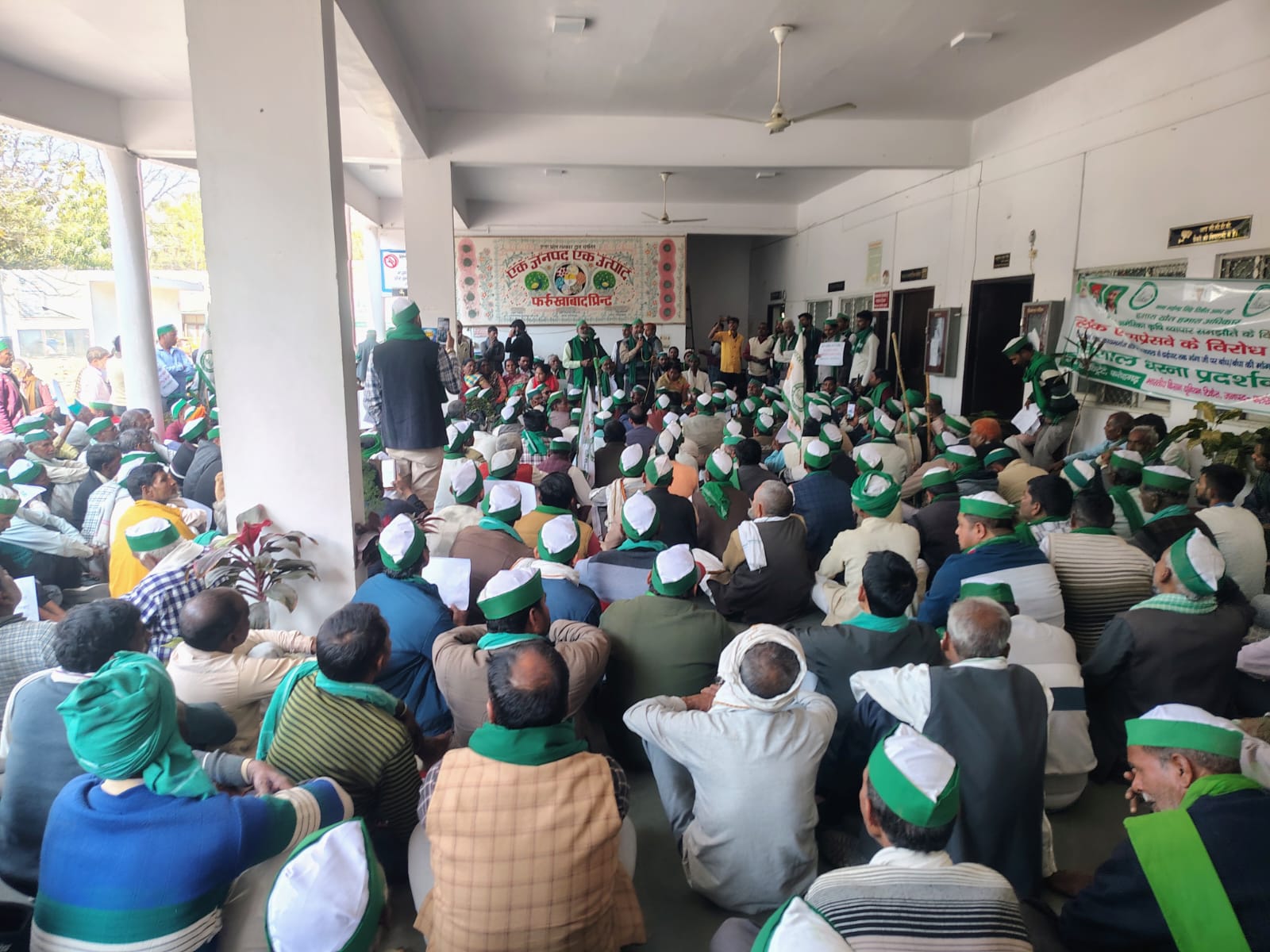 फर्रुखाबाद:अमेरिका-भारत कृषि समझौता मंजूर नहीं: अजय कटियार, किसानों ने किया धरना-प्रदर्शन