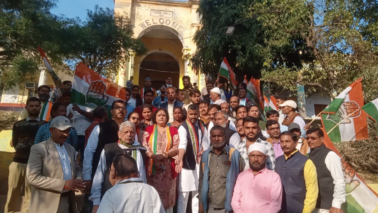 फर्रुखाबाद:मनरेगा का नाम बदलने के विरोध में सड़क पर उतरे कांग्रेसी, जनपद में पदयात्रा