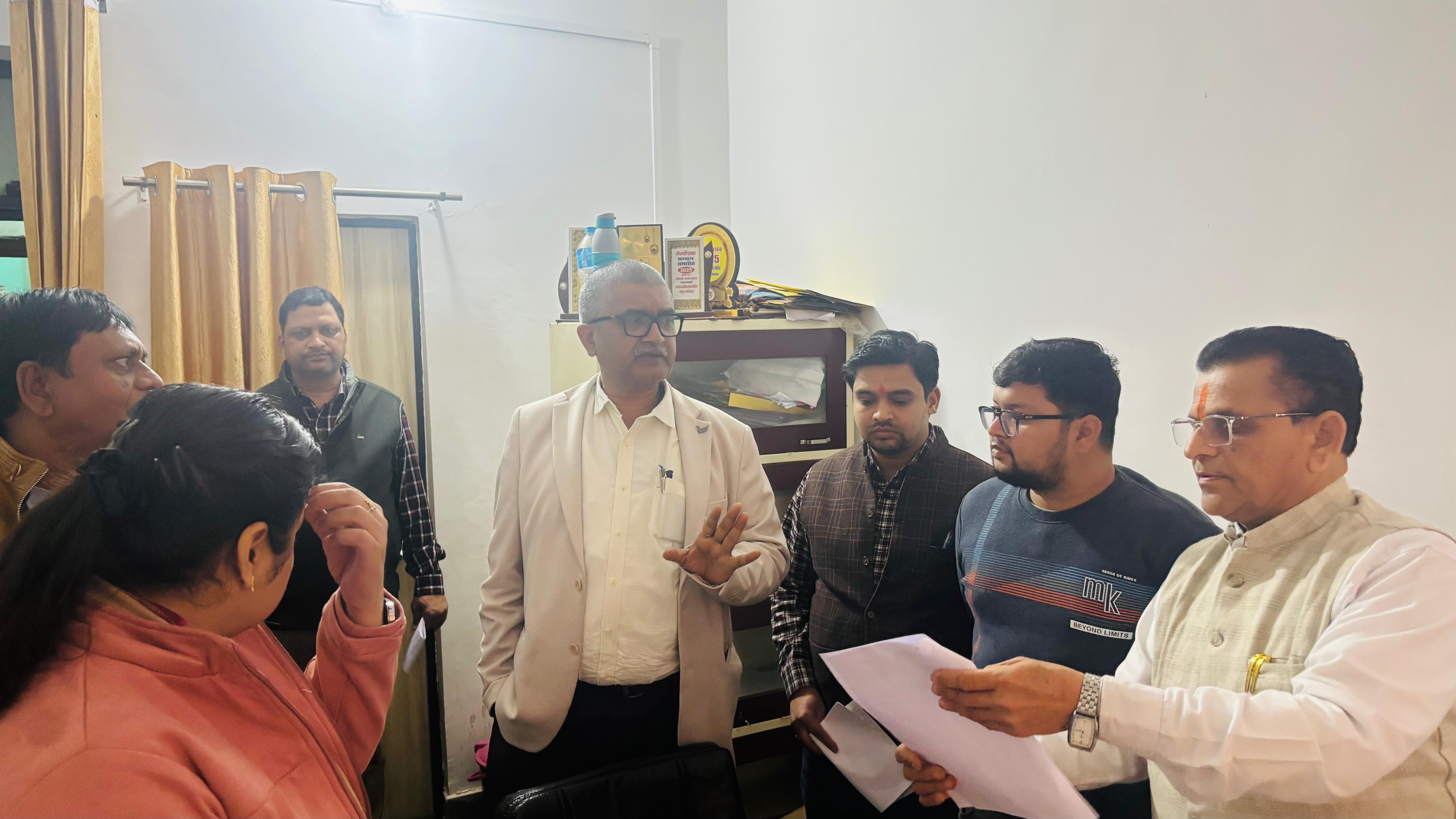 फर्रुखाबाद में बोर्ड परीक्षा तैयारियों का डीएम-एसपी ने किया निरीक्षण, सीसीटीवी निगरानी के कड़े निर्देश