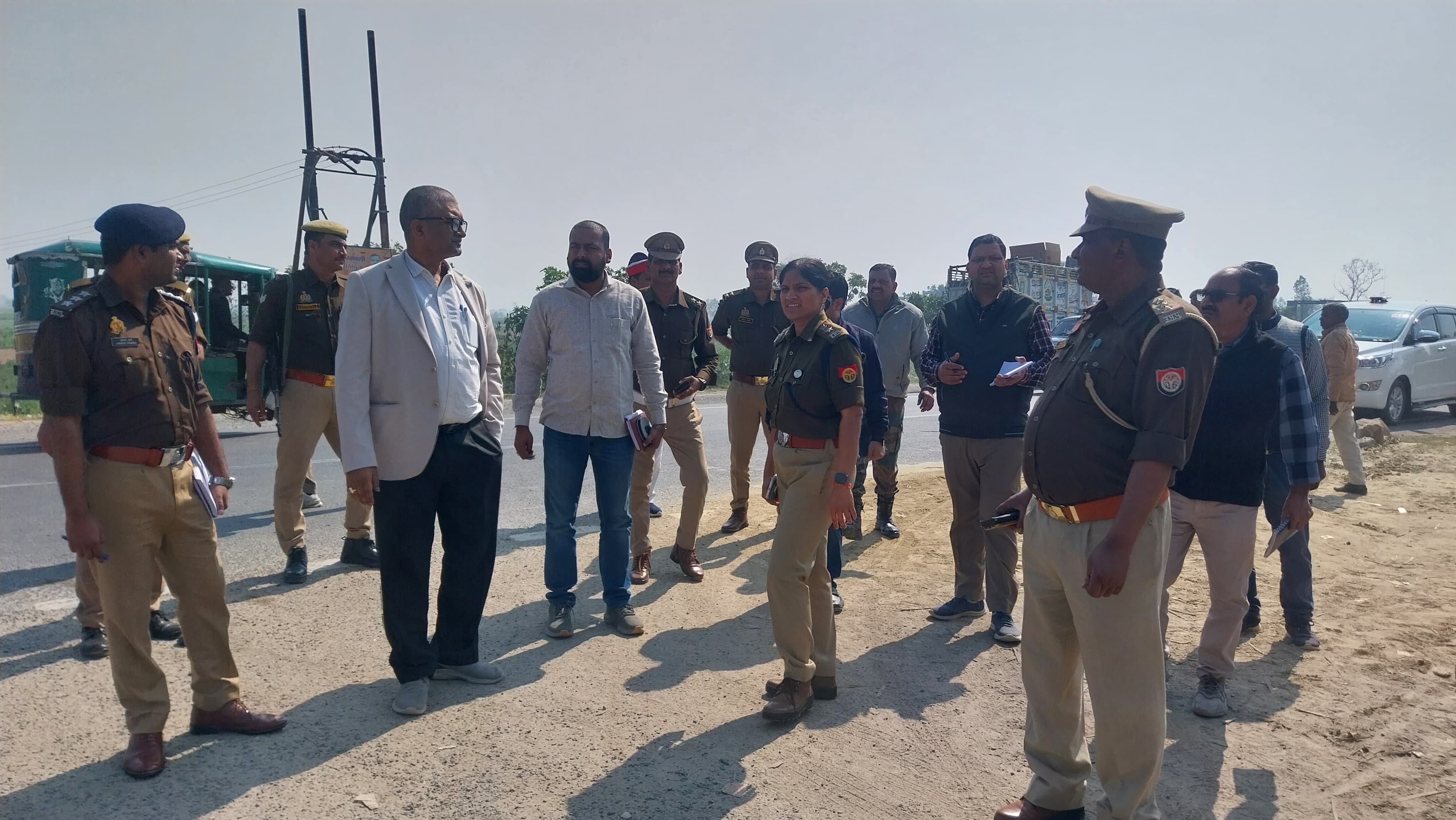 फर्रुखाबाद:जिलाधिकारी व पुलिस अधीक्षक ने किया ब्लैक स्पॉट का निरीक्षण, दुर्घटनाएं रोकने के लिए दिए सख्त निर्देश